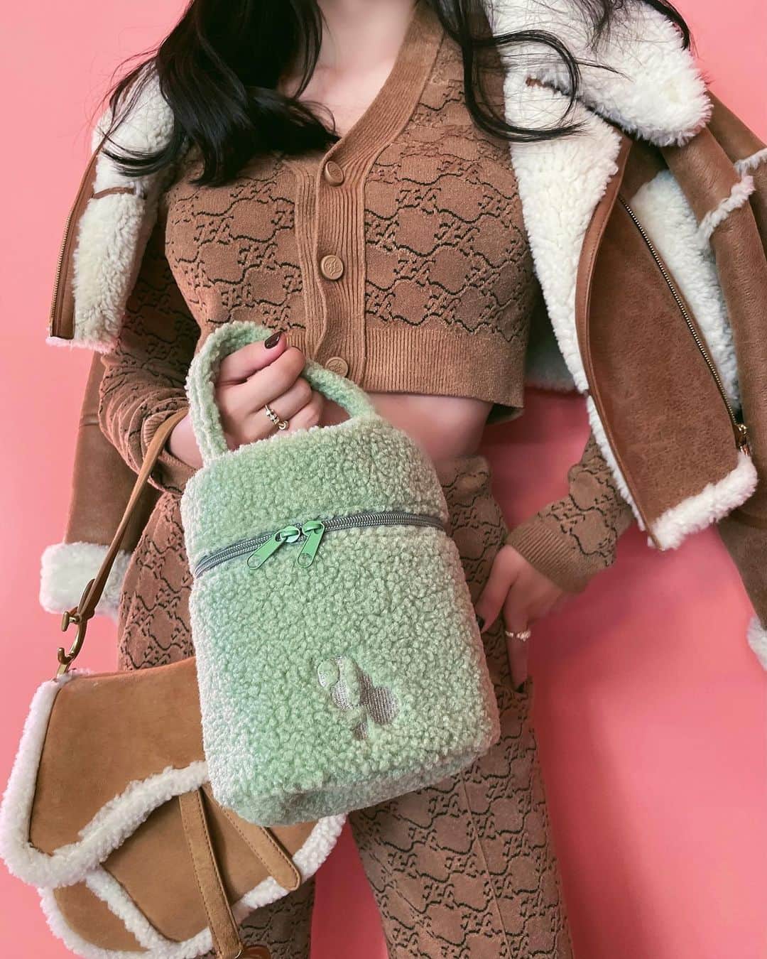 megbabyのインスタグラム：「pistachio vanity⛓🧸💚  バレンタインに向けて急いで準備中💦 実はもう1色用意してます🤭🍓 みんなどっちの色が気にいってくれるかな🤔  かわいすぎて争奪戦の予感😂💓  #megoodbeauty #mgbskin」