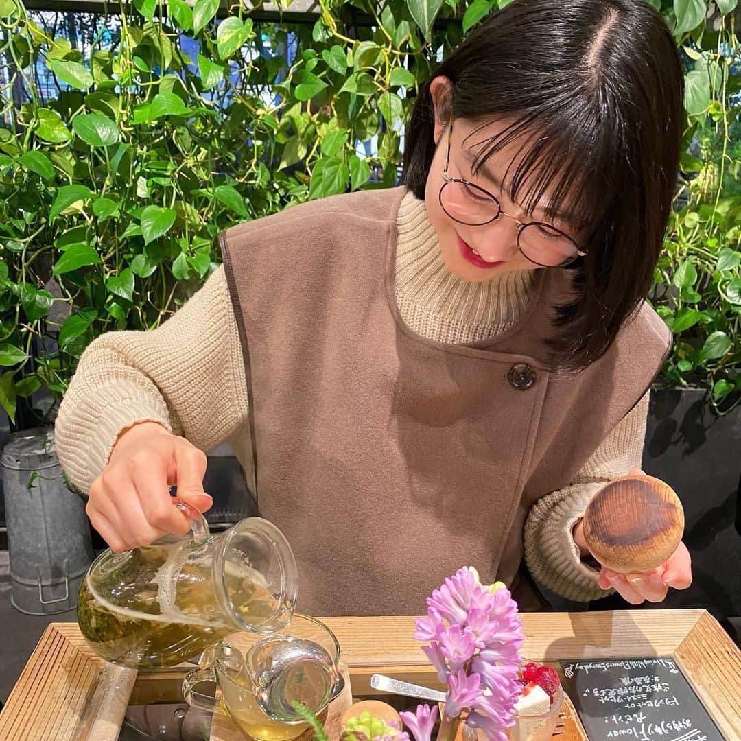 小室ゆらさんのインスタグラム写真 - (小室ゆらInstagram)「. ⁡ ⁡ 大好きなスタッフさんと #赤坂カフェ 𐦂𐦂 .* ⁡ 紅茶こぼしてあちゃ~からのメガネ曇り🦥💭 お花がいっぱいでいい香りがする空間だった~ ⁡ このベストはもともとコートの一部なんだけど 敢えてニットに合わせて着てみた ☺︎︎ ⁡ ⁡ #時差投稿#乃木坂カフェ#beams#botanical ⁡ ⁡ .」2月2日 18時47分 - komuro_yura_official