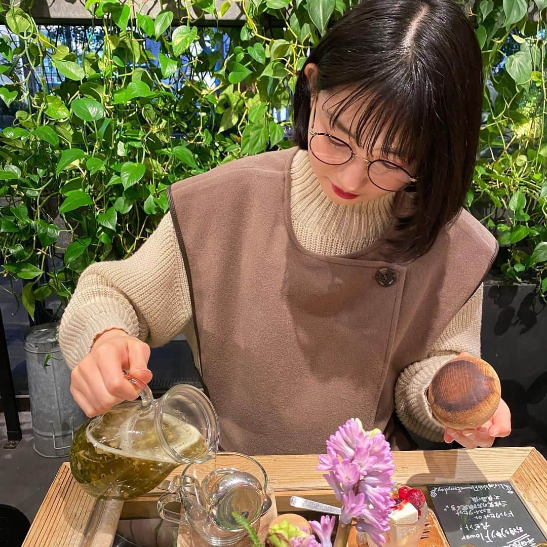 小室ゆらさんのインスタグラム写真 - (小室ゆらInstagram)「. ⁡ ⁡ 大好きなスタッフさんと #赤坂カフェ 𐦂𐦂 .* ⁡ 紅茶こぼしてあちゃ~からのメガネ曇り🦥💭 お花がいっぱいでいい香りがする空間だった~ ⁡ このベストはもともとコートの一部なんだけど 敢えてニットに合わせて着てみた ☺︎︎ ⁡ ⁡ #時差投稿#乃木坂カフェ#beams#botanical ⁡ ⁡ .」2月2日 18時47分 - komuro_yura_official