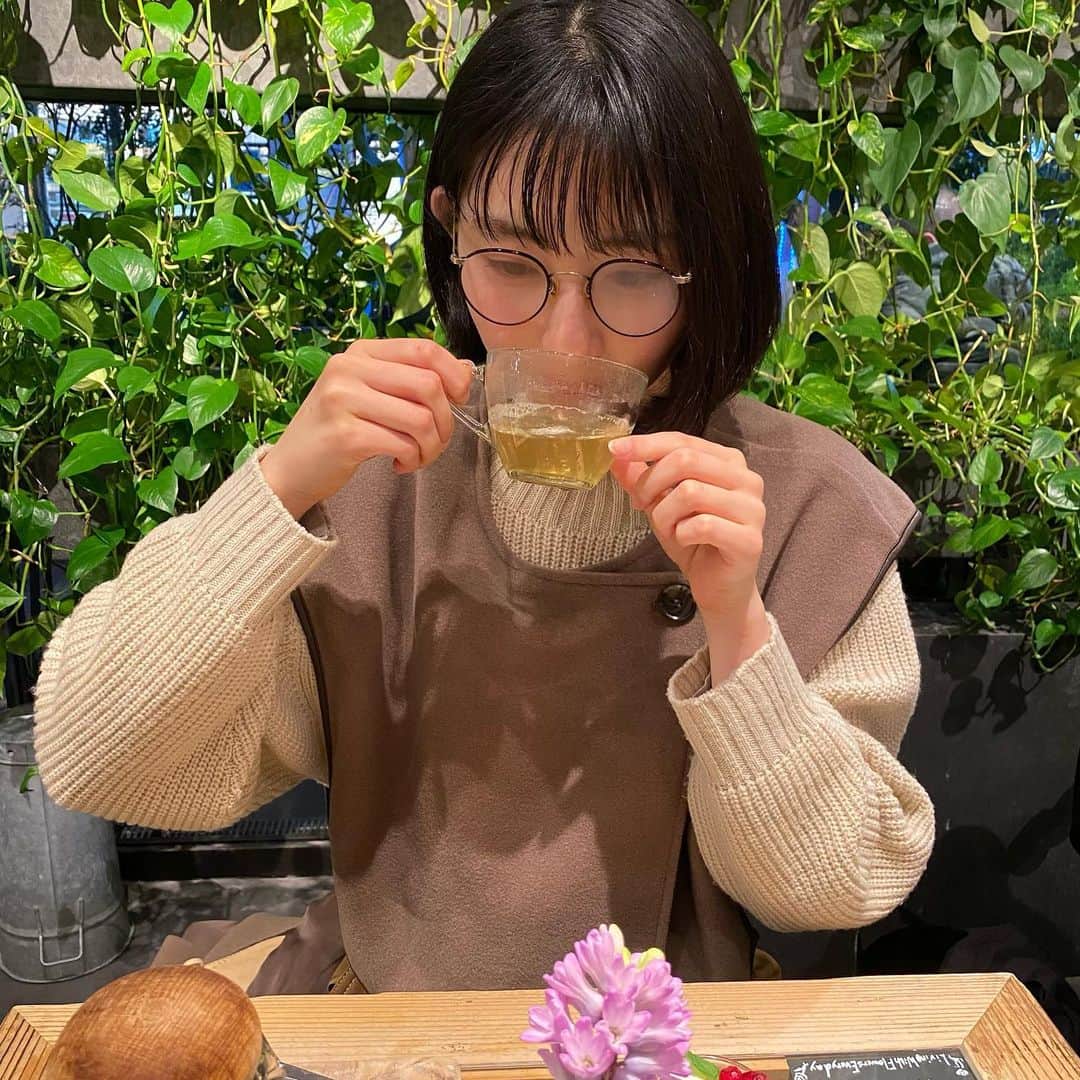 小室ゆらさんのインスタグラム写真 - (小室ゆらInstagram)「. ⁡ ⁡ 大好きなスタッフさんと #赤坂カフェ 𐦂𐦂 .* ⁡ 紅茶こぼしてあちゃ~からのメガネ曇り🦥💭 お花がいっぱいでいい香りがする空間だった~ ⁡ このベストはもともとコートの一部なんだけど 敢えてニットに合わせて着てみた ☺︎︎ ⁡ ⁡ #時差投稿#乃木坂カフェ#beams#botanical ⁡ ⁡ .」2月2日 18時47分 - komuro_yura_official