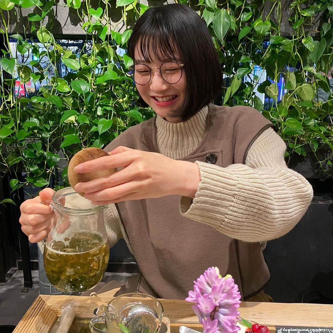 小室ゆらさんのインスタグラム写真 - (小室ゆらInstagram)「. ⁡ ⁡ 大好きなスタッフさんと #赤坂カフェ 𐦂𐦂 .* ⁡ 紅茶こぼしてあちゃ~からのメガネ曇り🦥💭 お花がいっぱいでいい香りがする空間だった~ ⁡ このベストはもともとコートの一部なんだけど 敢えてニットに合わせて着てみた ☺︎︎ ⁡ ⁡ #時差投稿#乃木坂カフェ#beams#botanical ⁡ ⁡ .」2月2日 18時47分 - komuro_yura_official
