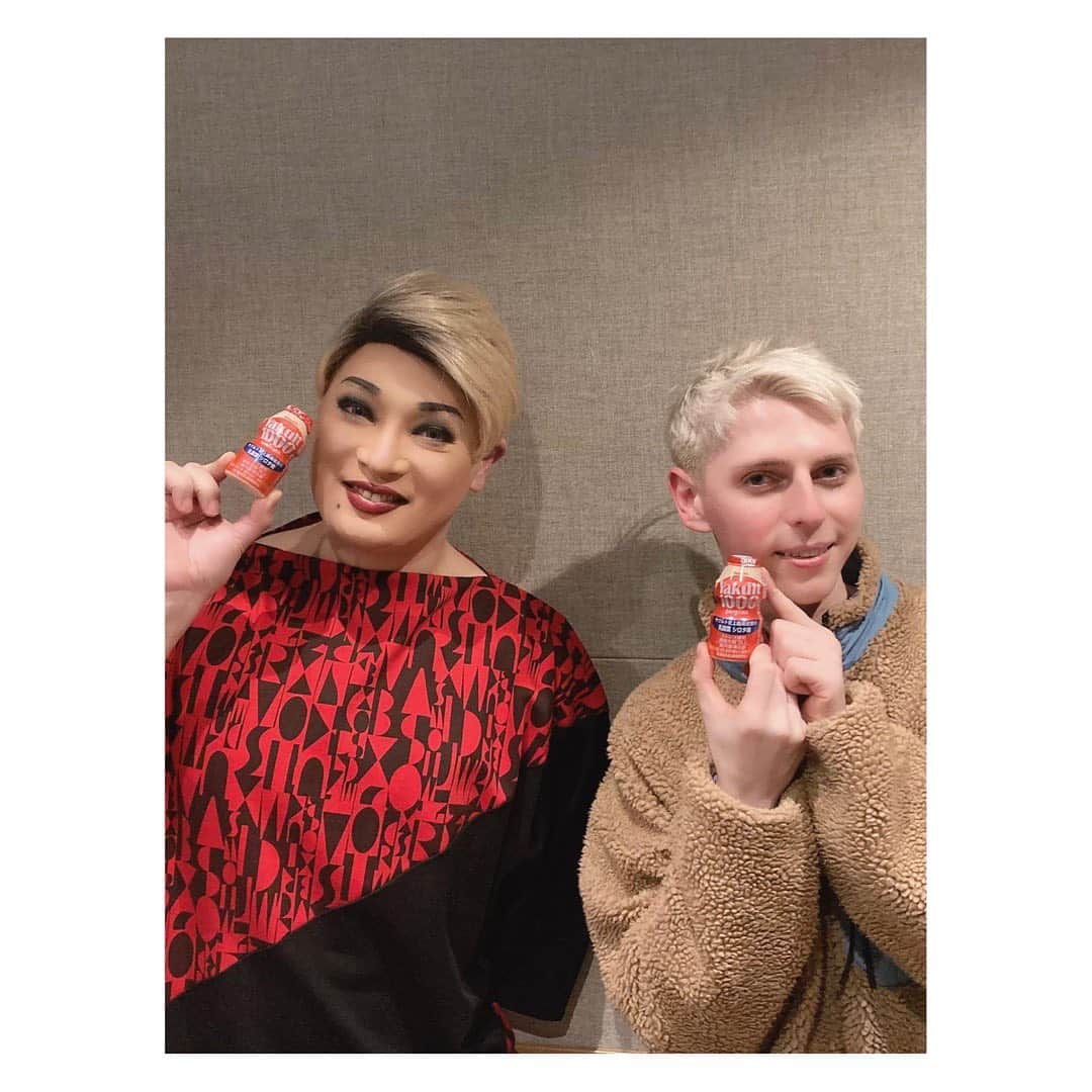 小原ブラスのインスタグラム：「なんと、大好き #ナジャグランディーバ さんと2人で #ラジオ をやります！  番組名 「ナジャとブラスのななめうえ↗︎ラジオ」 2月5日（土）午後6時〜　(文化放送) #ナジャとブラス  先日収録をして、たっぷり1時間ナジャさんと濃厚なななめ上↗︎話をしてきました！久々にめちゃくちゃ笑ったわ😂 なんだか1番素のままでいれた気がする。  ナジャさんのMBSで放送してるラジオのヘビーリスナーだったので「わあ！芸能人だあ」って思っちゃいましたw  絶対楽しんでもらえると思うので、是非聴いて下さい。  #ナジャさん #ったら #無理してイライラしているでしょ #って #秒で見抜かれた #ヤクルト #ヤクルト1000 #ぴ」