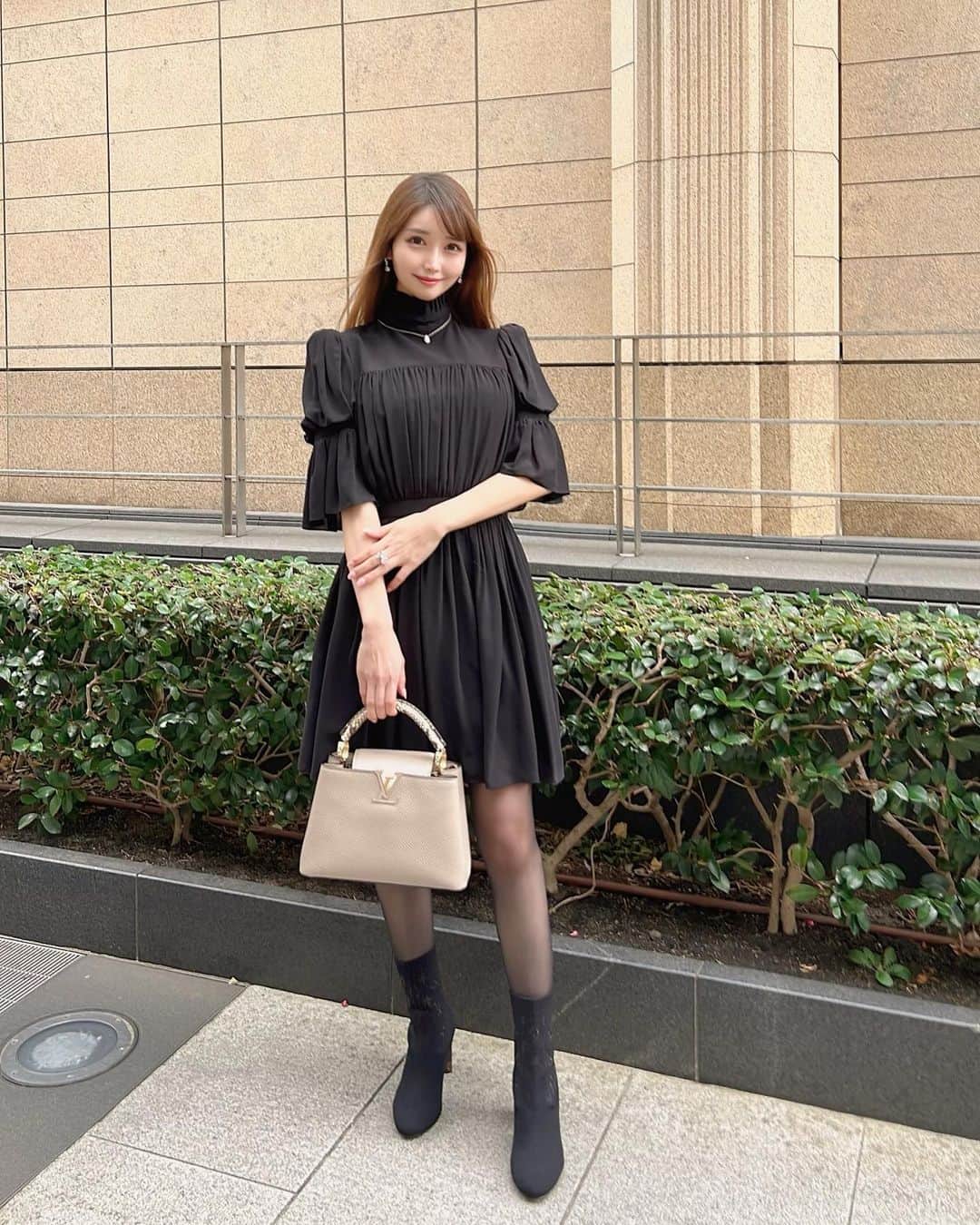 のインスタグラム：「. この前のお休みの日の私服🖤 お洋服のプリーツが綺麗でお気に入りー✨ ブーツはヒールの形がお花みたいになっててかわいいの🖤！見えてないけど！🥺 . コート着て黒マスクしてたら、忍者みたいって言われたよ🥷🤣 私NARUTO大好きだから全然嬉しい🥷❣️笑 . #fashion#ootd#fashionstyle#fashionista#fashiongram#black#blackcode#louisvuitton#japanesegirl#ファッション#コーデ#ワンピース#ルイヴィトン#ルイヴィトンコーデ」