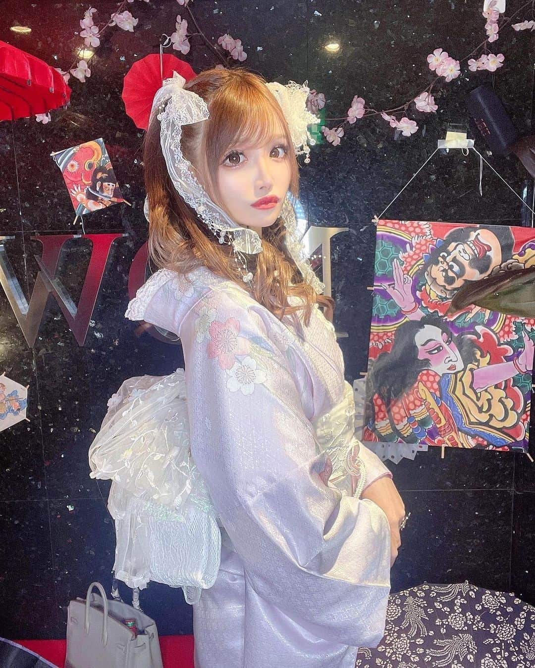 桜咲乃愛さんのインスタグラム写真 - (桜咲乃愛Instagram)「かわちの魔法掛けてもらって何しても盛れちゃったナ(∩^o^)⊃━☆ﾟ.*･｡  盛れすぎて写真たくさんあるのは良い事なので許して欲しい😂💕🎀笑  マグロの解体ショー♥ナウざんまいイベントだったので、この日のコンセプトは  𓆡𓆜𓇼𓈒𓆉 𓆛 𓆞𓆡 𓇼𓈒𓆉 【竜宮城の乙姫様🌟🌸】 𓆡𓆜𓇼𓈒𓆉 𓆛 𓆞𓆡 𓇼𓈒𓆉  着付けはあかね美容室で💓 ヘアメはgroovegrooveのヲタク美容師さんにやってもらったよ💓 @groovegroove_  @otaku_hairdresser   とっても可愛くきらきらにしてくれました🥰💓💓💓  そしてたくさんの人が来てくれて嬉しかったよ🥰🌸💕  歌舞伎町が厳しい中でお店や私の事を気にかけてくれて会いに来てくれて、更にプラスになる様に売り上げ立てようとしてくれたり🥺💕 本当に感謝です🥺💓🌸  いつも応援してくれて本当にありがとう‼️💐🥰🌸✨  大切な事をお話するのは会いに来てくれる人だけ🥰💕✨  やっぱりSNSも大切だけど、直接応援しに来てくれる方々はもっと大切にしていきたいな🥰🌸💓  これからもよろしくね🥰💕🎀  #ハーフツイン#ツインテール#着物#着物ヘア #着物レンタル #着物コーデ #竜宮城#乙姫#歌舞伎町#歌舞伎町キャバ嬢 #キャバ嬢#桜咲乃愛ヘアメ」2月2日 18時46分 - noasama1101