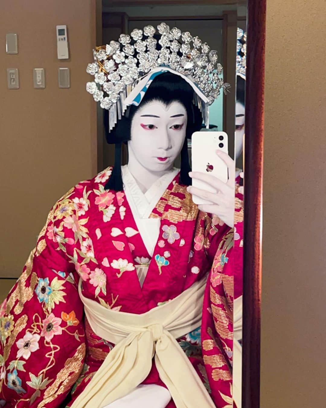 片岡千之助のインスタグラム：「昨日、無事に歌舞伎座 第二部の初日を迎えさせていただきました。  この厳しい世の中でも 来てくださるお客様、また支えてくださる 周りの方への感謝の気持ちと共に 一ヶ月間、精進いたします。」