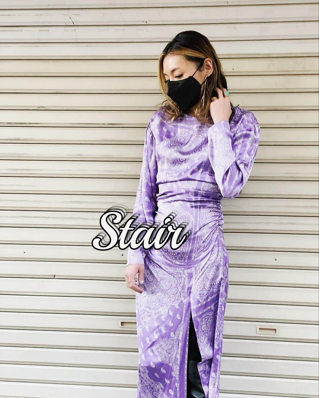 内藤陽子のインスタグラム：「昨日のお気に入り、 ペイズリー柄のサテンのロングワンピースを纏ってStair を見てみた💎  お気に入りのk18ナイトリング、 定番のSUNリング、 アマゾナイトリング、 前期のk10スネークリング、 そして 再再入荷したk18ファランジリング💍 ↑本気でおすすめ. アメジスト石を裏返してセットした デザインと、日常使いも出来る程良い感じの存在感. 綺麗なパープル色の透き通ったアメジスト石はどこか神秘的で好き.  アマゾナイトリングはアマゾナイト石が綺麗で、こんなに大きな天然石なのに亀裂もないんだ． それを生かしたくて、フレームはマットゴールドにしたんだ．  ＊プロフィール欄からStairのサイトに飛べるので良かったらご覧ください  #stair #jewelry」