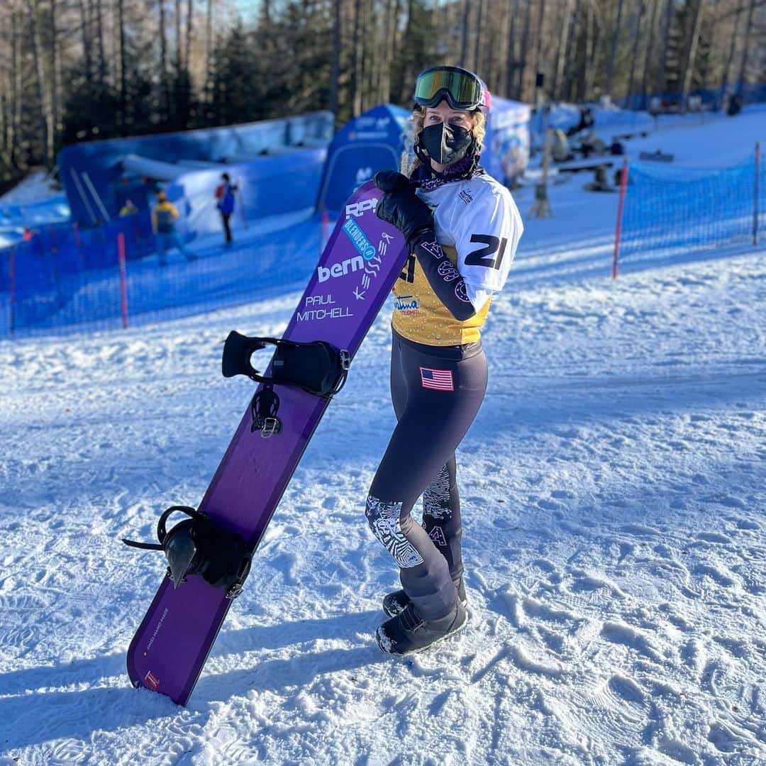 リンゼイ・ジャコベリスのインスタグラム：「SO CHECK OUT THIS OUTFIT….😵‍💫   If you have been involved in this sport you might notice how our race gear has changed drastically over the last few years.  When we had our sport in X Games, all athletes agreed we would not wear race suits because we did not like looking like skiers.  That is not what our sport represents. Snowboarding itself in its roots was the direct opposite of what skiing lifestyle represented.  However, since X Games no longer holds our event, this has allowed countries to change the race style to custom race pants that are getting tighter and tighter, and looking no different from a downhill suit.   My concern with this movement is that money is not staying within the snowboard industry. Athletes have to buy expensive, special suits to be in the same league as all other racers. Essentially, snowboarders are having to buy ski apparel and not being able to buy into their own snowboard industry and help support the industry health or growth in the sport.   My second concern is it drastically removes the marketability of our sport as well as individual athletes. What snowboard company would support our sport if we all wear ski equipment????   This also drastically increases the cost to entry into the sport therefore hurting the future generations that are trying to get more involved in snowboarding. Snowboarding should be more accessible to the masses.   So yes, I am a racer and this would be the fastest suit, and I am unfortunately in a position that I have to wear this suit otherwise I will be at a huge disadvantage come my next race in China.   A possible solution would be limit the amount of stretch allowed in the materials and to clearly have two separate pieces (top and bottom) not connected in any fashion. Limiting the stretch of the  materials would make more form fitting outfits more restrictive and therefore would not work for the movements we need to perform. I would love to set up time with other countries to propose a plan to bring to FIS for meetings in the spring.  @fissnowboard」