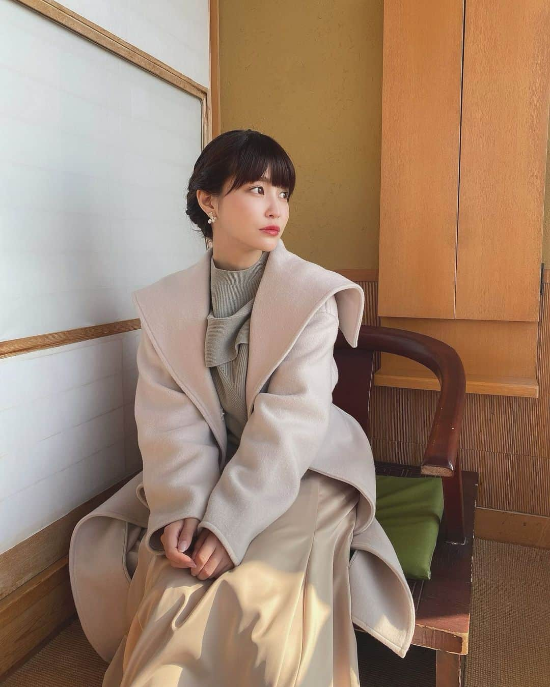 岸明日香さんのインスタグラム写真 - (岸明日香Instagram)「今日は朝からBSテレ東『厳選いい宿』の特番ロケでした☃️ また詳細は告知しますね🍓 楽しかったなぁ✨  今日の衣装👗これはあざとニットだってスタイリストのいなばちゃんが言ってた😘笑 コートも落ち着いたベージュでお気に入り💕 @casa_fline  @fray_id  @roughntumble_mine   @yurina_inaba_stylist  今日もかわいい衣装ありがとう🥰」2月2日 19時34分 - aspoo02