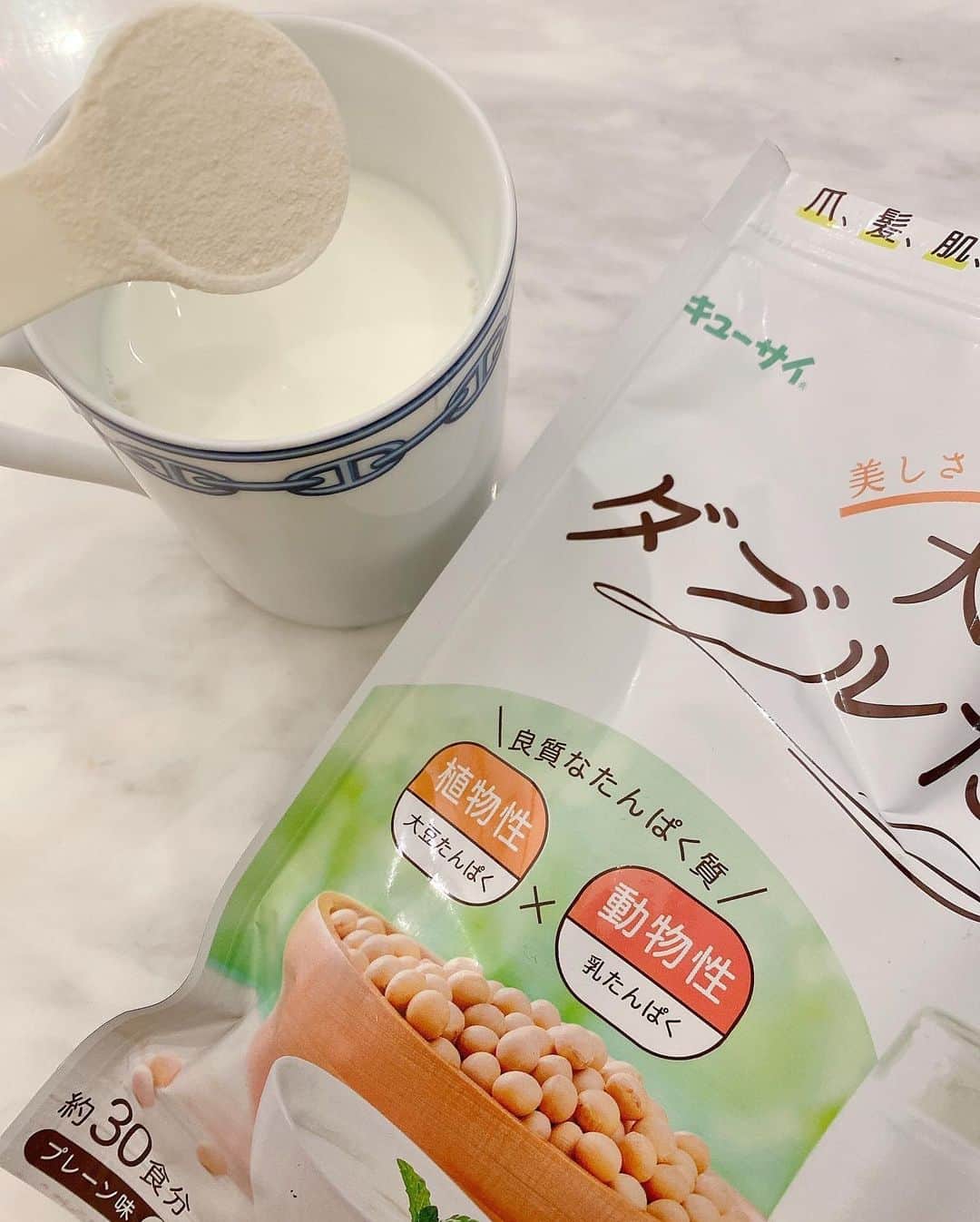 菊地亜美さんのインスタグラム写真 - (菊地亜美Instagram)「. 最近毎日牛乳に @kyusai_kale_official の大人のダブルたんぱくを入れて一杯飲むのが日課🥛🧡  仕事や家事育児をしながら毎日バランスの良い食事を摂るのはなかなか難しいし、運動もそんなに出来てないので飲み始めたのですが、これが結構良い感じ🌞🌈  風味も美味しいし、食べ物の邪魔をしないプレーン味だから朝食のヨーグルトに混ぜたり寝る前のホットミルクに混ぜたりいろんな使い方でたんぱく質が摂れます🥛🤍  鍛えるためだけじゃなくて、良質なたんぱく質を毎日摂ることによって健康でキレイな身体作りが出来るので、こういう簡単に取り入れられる事から習慣づけているのです♥︎笑  健康と美容の為にも続けていくぞーー🥺💪  #大人のダブルたんぱく#プロテイン女子#ボディメイク#健康#キューサイ#キューサイ_PR」2月2日 20時05分 - amikikuchi0905