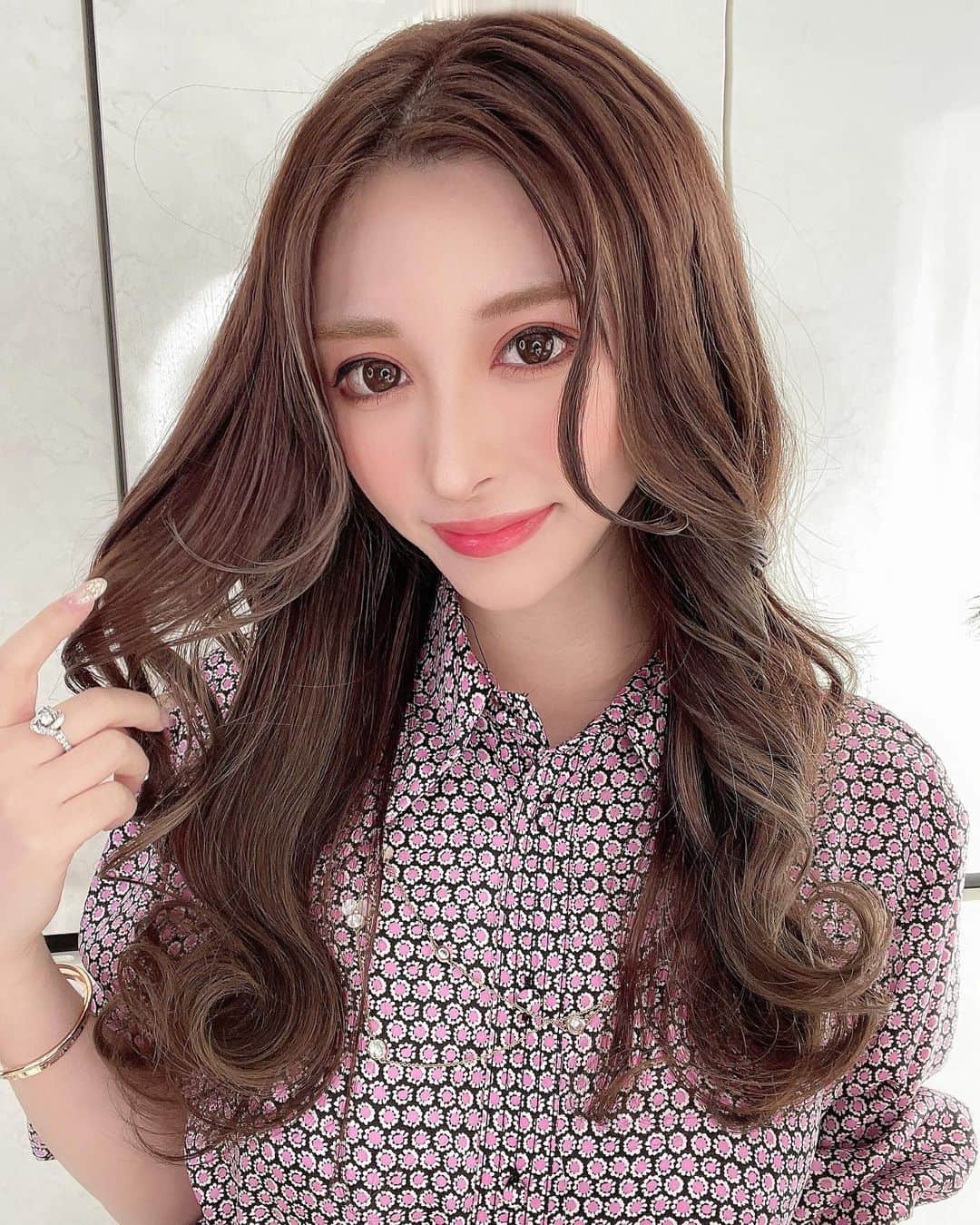 藤咲めいのインスタグラム：「ビフォーアフターが凄い。 同じ人間とは思えない🤦‍♀️ 髪型髪色がどれだけ大事かよくわかる写真🤣💕  今回は全体的にマロンっぽく、インナーカラーをアッシュっぽくして頂き 外巻きが作りやすいようにカットもして頂きました🙋‍♀️🌙 今回ももちろん純平さんに @felice_junpei ☺️✨✨✨  髪でお悩みの方は是非レガロ新宿へ🥰 @regalo_shinjuku.east   いつもありがとうございます😊❤️ . . #カラー #カット #ヘアサロン #美容師 #モテ髪マイスター鈴木純平 #モテ髪 #ヨシンモリ #センター分け #アッシュカラー #ビフォーアフター」