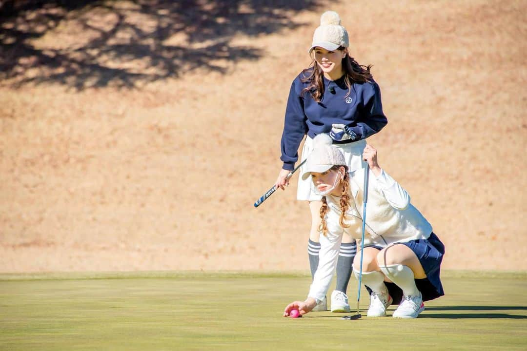 石井里奈さんのインスタグラム写真 - (石井里奈Instagram)「こんばんは❤️ 今日はお知らせ⛳️🏌️‍♀️ なんとBS12のゴルフ女子 ヒロインバトルに出演します📺 . 毎週毎週日曜ひる1：30～で2月4週にわたって放送予定です🥰 . 本当にみんなゴルフ上手な子ばかりで感動❣️🥺 学ぶことが多いし、上手な子のスイングを近くで見てるだけでも楽しい！笑 . 私は菊地彩香ちゃんとペア💕本当にゴルフが上手すぎて頼りっぱなし🤣優しく沢山教えてくれて本当にありがとう♥️ . 私たちのペアははたして優勝できたのか！？是非みて応援してね❤️ . #りなまるゴルフ #ゴルフ女子 #golfstagram #ゴルフコーデ #ゴルフウェア #キャロウェイ #キャロウェイアパレル #callaway #callawaygolf #callawayapparel #秋ゴルフ #ゴルフレッスン #ゴルフスイング #ゴルフ初心者 #ゴルフ好き #ドライバーショット #ドライバー #ドライバースイング #スイング動画 #ゴルフスイング動画 #ゴルフ動画 #golfwear #golffashion #golfswing #ゴルフラウンド #みどりのキャロウェイ #ゴルフ女子コーデ #ゴルフギア #ヒロインバトル #ゴルフ女子コーデ #ゴルフ番組」2月2日 20時09分 - ri7tin1025