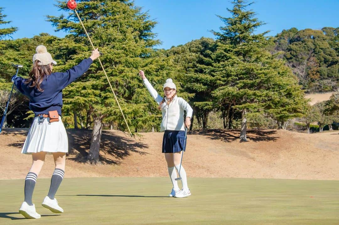 石井里奈さんのインスタグラム写真 - (石井里奈Instagram)「こんばんは❤️ 今日はお知らせ⛳️🏌️‍♀️ なんとBS12のゴルフ女子 ヒロインバトルに出演します📺 . 毎週毎週日曜ひる1：30～で2月4週にわたって放送予定です🥰 . 本当にみんなゴルフ上手な子ばかりで感動❣️🥺 学ぶことが多いし、上手な子のスイングを近くで見てるだけでも楽しい！笑 . 私は菊地彩香ちゃんとペア💕本当にゴルフが上手すぎて頼りっぱなし🤣優しく沢山教えてくれて本当にありがとう♥️ . 私たちのペアははたして優勝できたのか！？是非みて応援してね❤️ . #りなまるゴルフ #ゴルフ女子 #golfstagram #ゴルフコーデ #ゴルフウェア #キャロウェイ #キャロウェイアパレル #callaway #callawaygolf #callawayapparel #秋ゴルフ #ゴルフレッスン #ゴルフスイング #ゴルフ初心者 #ゴルフ好き #ドライバーショット #ドライバー #ドライバースイング #スイング動画 #ゴルフスイング動画 #ゴルフ動画 #golfwear #golffashion #golfswing #ゴルフラウンド #みどりのキャロウェイ #ゴルフ女子コーデ #ゴルフギア #ヒロインバトル #ゴルフ女子コーデ #ゴルフ番組」2月2日 20時09分 - ri7tin1025