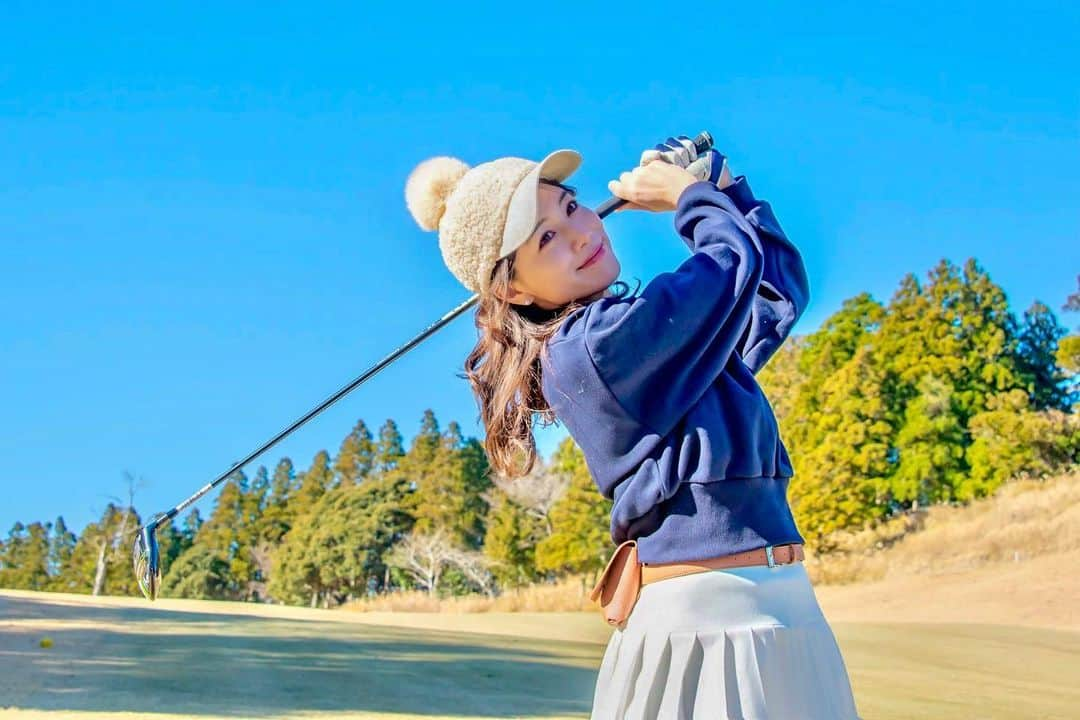 石井里奈さんのインスタグラム写真 - (石井里奈Instagram)「こんばんは❤️ 今日はお知らせ⛳️🏌️‍♀️ なんとBS12のゴルフ女子 ヒロインバトルに出演します📺 . 毎週毎週日曜ひる1：30～で2月4週にわたって放送予定です🥰 . 本当にみんなゴルフ上手な子ばかりで感動❣️🥺 学ぶことが多いし、上手な子のスイングを近くで見てるだけでも楽しい！笑 . 私は菊地彩香ちゃんとペア💕本当にゴルフが上手すぎて頼りっぱなし🤣優しく沢山教えてくれて本当にありがとう♥️ . 私たちのペアははたして優勝できたのか！？是非みて応援してね❤️ . #りなまるゴルフ #ゴルフ女子 #golfstagram #ゴルフコーデ #ゴルフウェア #キャロウェイ #キャロウェイアパレル #callaway #callawaygolf #callawayapparel #秋ゴルフ #ゴルフレッスン #ゴルフスイング #ゴルフ初心者 #ゴルフ好き #ドライバーショット #ドライバー #ドライバースイング #スイング動画 #ゴルフスイング動画 #ゴルフ動画 #golfwear #golffashion #golfswing #ゴルフラウンド #みどりのキャロウェイ #ゴルフ女子コーデ #ゴルフギア #ヒロインバトル #ゴルフ女子コーデ #ゴルフ番組」2月2日 20時09分 - ri7tin1025