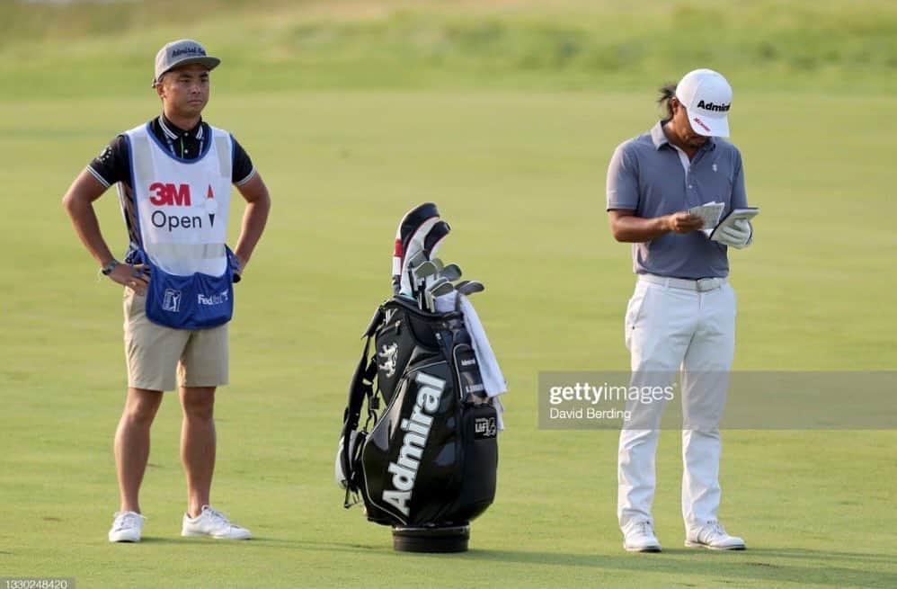 野田早人のインスタグラム：「キャディがキャディを放棄した件 @satoshi_kodaira_official  #caddy  #仁王立ち  #golf  #golfwang  #golfers  #rickiefowler  #rickiehayato  #リッキーハヤト」