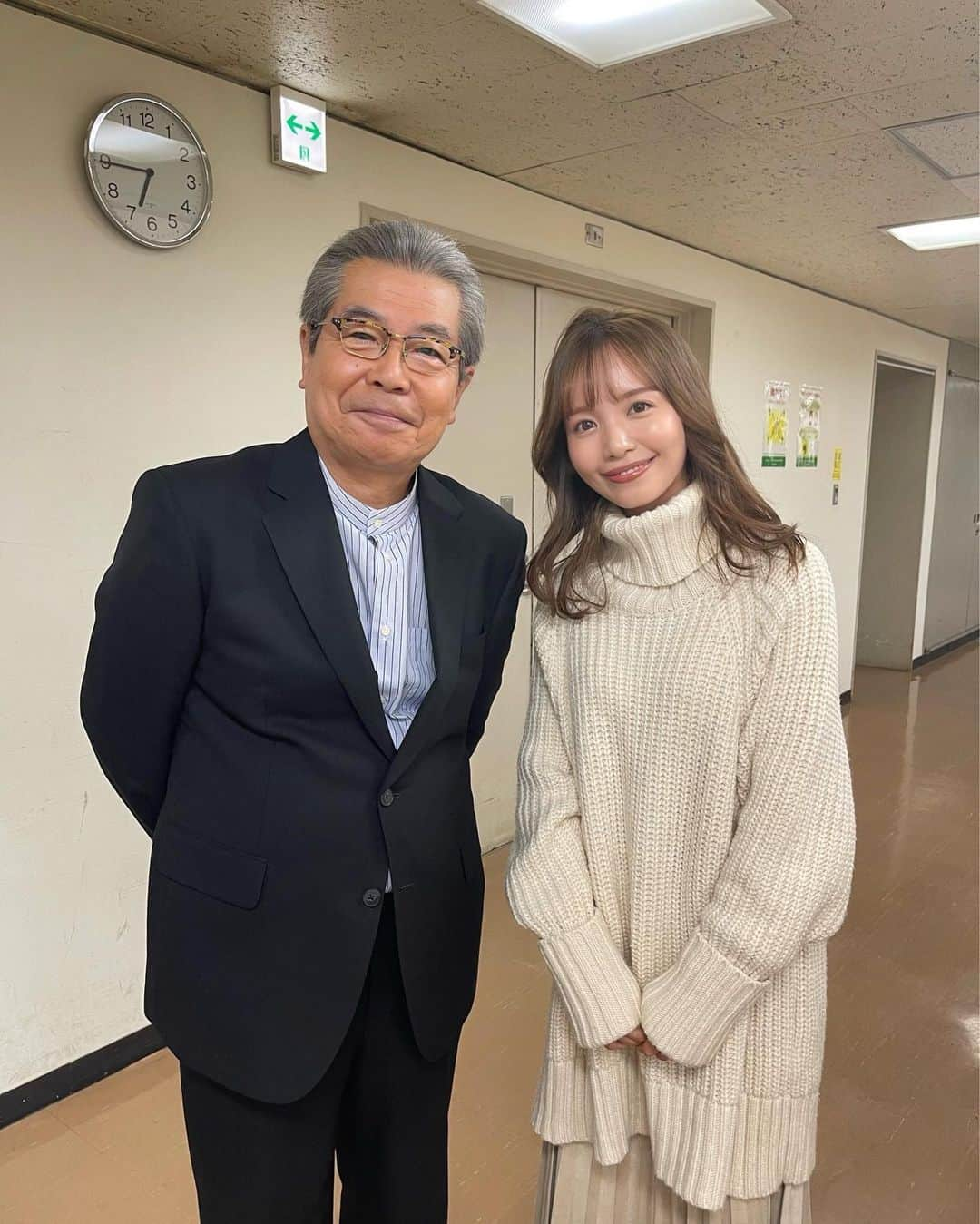 山根千佳さんのインスタグラム写真 - (山根千佳Instagram)「. . NHK「ガッテン！」最終回 観て下さった皆様ありがとうございました🙏  志の輔師匠と最後の収録後に 写真を撮って頂きました。 (昔の写真と比べると大人になりました。)  芸能界に入ったばかりの私を 迎え入れて下さったガッテンチームの皆さん。 いつも笑顔がいっぱいの現場が大好きでした。  どんなに落ち込んでいても現場に行くと そんなこと忘れて元気に収録に臨む事ができました。  それは番組を作り上げるために 沢山準備して下さっているスタッフの皆さん。 趣味の話で盛り上がれるスタッフさん。 つい話が止まらなくなるお馴染みのメイクさん。 どんな時でも優しい衣装のさちえちゃん。 そして立川志の輔師匠、小野アナが いつも笑顔で居て下さったからです！！  この環境がどれだけ温かく嬉しかったことか🥲  急に皆さんと会えなくなって 今はまだ心にぽっかりと穴が開いています。  そして視聴者の皆さん💌 私自身至らない所が沢山ありましたが、 「ガッテンを観てファンになりました！」 「実際に◯◯実践してます！」 「身体が辛かったけど良くなりました！」 「あの料理作ったら好評だったよ！」など… 沢山の温かく嬉しい言葉をありがとうございました。 ガッテンを観て下さっていた主婦の方が 「ファンです！」とカレンダーイベントに来て下さった事は 忘れることのない嬉しいエピソードです。  「ためしてガッテン！」から数えると27年。 この歴史ある番組に加入出来たことは 私にとって財産です。  立川志の輔師匠、小野アナ、 そしてゲストの皆さんから学んだことを 無駄にしないように進んでいきます。  これまでガッテン！を観て下さった皆さん 今まで本当に本当にありがとうございました😭！！！  これからもガッテンできる毎日を！ . . #ガッテン #ためしてガッテン  #立川志の輔 さん #山根千佳 #nhk」2月2日 20時22分 - yamane_chika