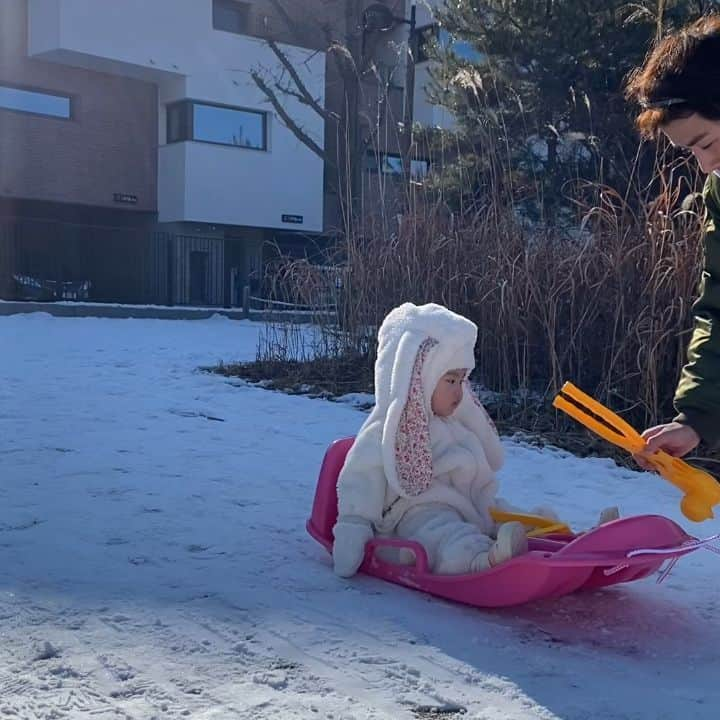 ペク・ソンヒョンのインスタグラム：「썰매 탈사람 손~!!」