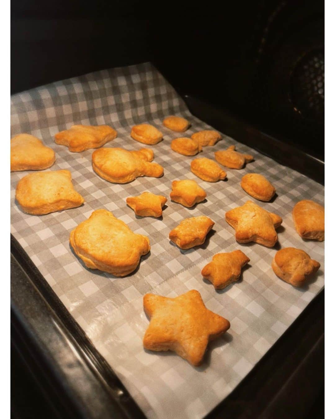 佐々木希さんのインスタグラム写真 - (佐々木希Instagram)「今日はクッキーを作ると言って 準備を始める子供🍪 最近は料理のお手伝いを物凄くしたがる☺︎」2月2日 20時39分 - nozomisasaki_official
