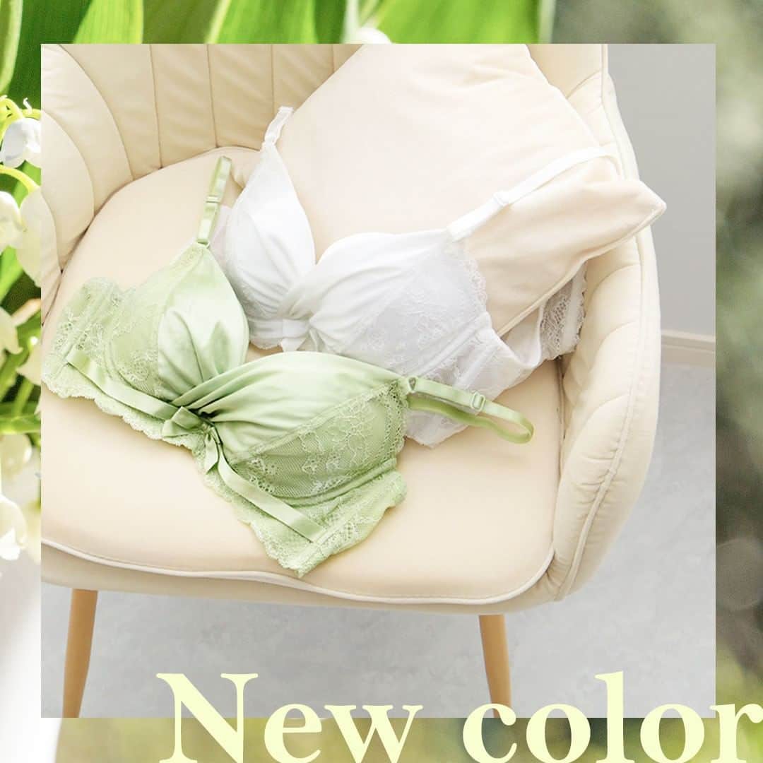 エメフィールさんのインスタグラム写真 - (エメフィールInstagram)「♥ new color レース×サテンの華やかなルックスの脇高ブラに新色ホワイトとミントが仲間入り🌼  痛くなりやすいポイントを避けた設計のワイヤーと、優しく体にフィットする幅広アンダーベルトで長時間つけても痛くなりにくいのがポイント  余分な脇肉をホールドする脇高設計で、バストをグッと寄せ、中心でクロスしたサテン生地が谷間をしっかりキープ✨  気分を上げたいときにもおすすめの脇高ブラジャーです。  -----------------------------------------  サテン カシュクールレース 脇高 単品ブラジャー サイズ:B65-E80 商品番号:670913  ----------------------------------------- ⁡  #aimerfeel #エメフィール  #ランジェリーブランド #ランジェリーショップ #セクシーショーツ #ランジェリーコーデ #ふっくらバスト #大人ランジェリー #オシャレな下着 #おしゃれな下着 #ランジェリー好き #下着好き #お泊りコーデ #お泊まりコーデ #アンダーウェア #ヒップアップ #美尻トレーニング #谷間メイク #キレイになりたい #美意識 #見えないおしゃれ #レース #バストケア #刺繍レース #美容 #自分磨き #女子力アップ #美尻 #ボディメイク」2月2日 20時45分 - aimerfeel_official