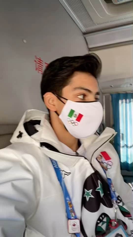 Donovan Carrillo Suazoのインスタグラム：「Camino hacia la pista de hielo en Juegos Olímpicos 🇲🇽 #juegosolimpicos #donovancarrillo #patinajeartistico #beijing2022」