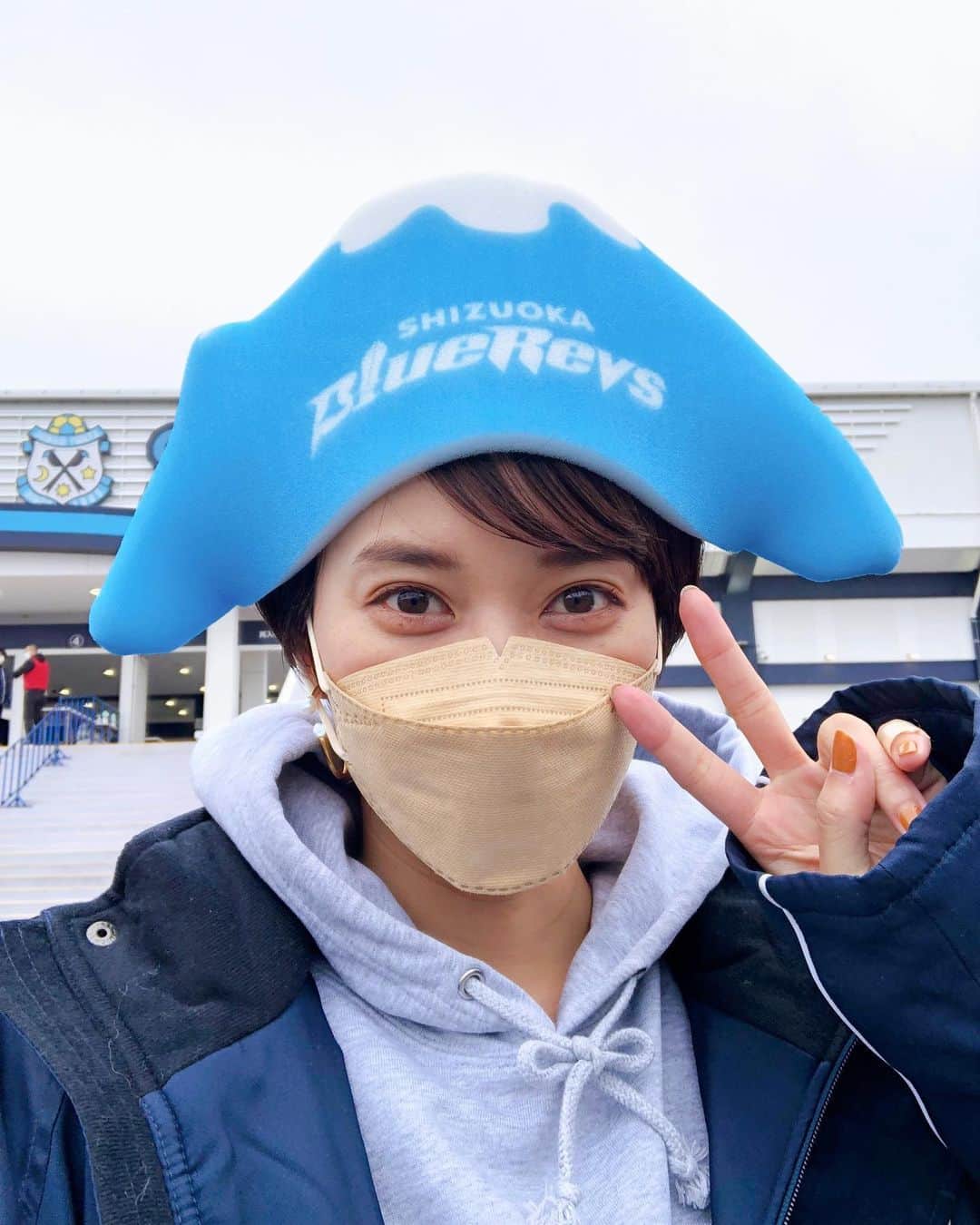 依吹怜のインスタグラム：「#リーグワン全国行脚 #静岡ブルーレヴズ　編 @shizuoka_bluerevs   今振り返っても なんだかエンターテイメントパークに行ったような一日だったなあ✨  #富士山ヘッド　はこりゃ間違いなく応援の定番グッズになるね！🗻 あと地味にあったかいです♨︎笑  静岡ブルーレヴズは元ヤマハだけあって、バイクを使った入場演出🏍イケテルー！  そして何と言ってもこのスクラム！！ 力強くてかっこよかったなあ。  スタジアムで聴けるレヴズのラジオはゴリ押ししたい🤣 会話盗み聞きしているかのようなクローズド感！ずっとこの内輪感でやってほしいところですね😂笑 一緒に観戦してるみたいで超楽しいよ。時々一人で笑っちゃうから気をつけてね🤣笑  そしてあの五郎丸さんが いまCROとして準備設営撤収までやっているという。ご本人素敵すぎて秒で惚れるのでこれまた皆さん気をつけて🤣笑  あと、この日は日野選手の舞が観れました☺️🦋 日野選手は昨季の開幕戦で怪我をして、苦しい時を乗り越えてのご活躍なので、心底嬉しかったです🔥  と本当にスタジアムでの観戦って楽しい！って思えた一日でした。  来場者みんなを楽しませる運営をしてくださっているスタッフさんにも、ラグビーの試合の楽しさを教えてくれた選手達にもありがとうと言いたい🌼  待ちに待った開幕戦。 たくさんしんどい思いをした分、全部バネにして大きく飛んじゃってください🗻💙  （あーTwitterだと文字数全然書けないからインスタは長くなっても書けてノンストレスだあ🤣笑）  #リーグワンオフィシャルサポーター依吹怜 #リーグワン  Twitterの #1日1ラグビー もよろしくお願いします🧡  #ラグビー　#rugby #leagueone #🏉」