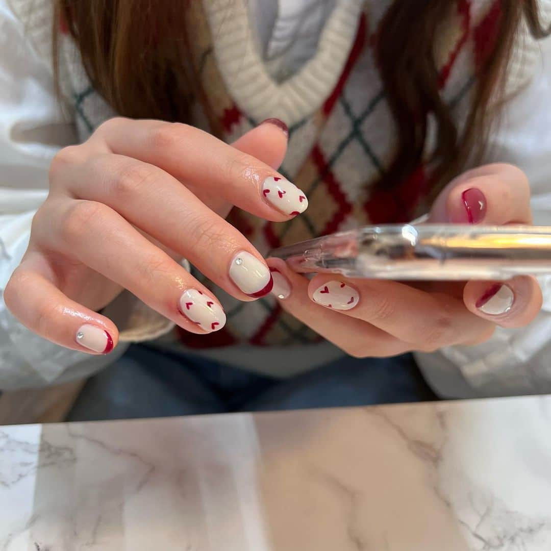 RiLiさんのインスタグラム写真 - (RiLiInstagram)「ハートがいっぱい💘🍩⁣ 【バレンタインネイル】🤘🏻💔⁣ .⁣ 2月のBIGイベントは⁣ バレンタインデー🍫💞⁣ .⁣ 今月のネイルはバレンタイン意識の⁣ ハートやチョコレートな⁣ ネイルにした〜いって子も⁣ 多いのでは…？💗⁣ .⁣ 小さなハートをあしらった⁣ ネイルが今年のトレンドだよ🎟️⁣ .⁣ キュートなバレンタインネイルで⁣ 爪先から気分をあげちゃお〜💕📣⁣ .⁣ ❣️❣️❣️⁣⁣ RiLi.tokyoはみんなの⁣⁣ 「なりたい」「やりたい」を応援💡⁣⁣ .⁣⁣ かわいいコーデやアイテム⁣⁣ 注目スポットなどが撮れたら⁣⁣ ハッシュタグ→#rili_tokyo を付けて投稿してね❗⁣⁣⁣ RiLiで紹介しちゃうかも🤭⁣⁣ ．⁣⁣⁣ Special Thanks💋 Photo by⁣⁣⁣ @0__1__7_a⁣ @miutsutsui1115⁣ @pprprprnail⁣ @cherry.0213⁣ @035_8k⁣ @japppn_love⁣ @nice_miyabi⁣ .⁣⁣⁣ #RiLiっぽバレンタイン #ネイル #ジェルネイル #バレンタインネイル #nails #valentinenails  #ネイルデザイン #フレンチガーリーネイル #ガーリーネイル #ハートネイル #ハートデザイン #春ネイル #赤ネイル #ピンクネイル #フレンチネイル #バレンタイン」2月2日 21時00分 - rili.tokyo