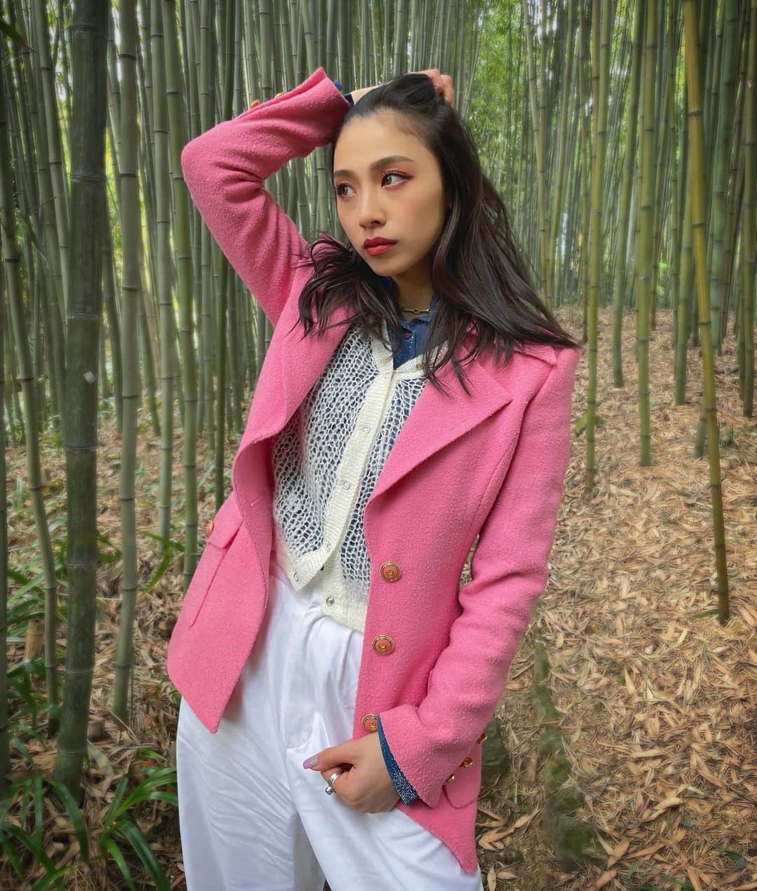honoka のインスタグラム：「「celebrate (Prod.KM)」 本日リリースになりました💗💗 たくさん聴いて下さいっ😚  そしてインスタライブも見てくれてありがとう〜！　 少しですがアーカイブ残してます🙋🏻‍♀️  MVもYouTubeから見れますので 是非感想お待ちしてますっ！！！  すでに沢山のメッセージやメンション 本当に本当にありがとうございます🥺🙌✨  今回の衣装も3ポーズ💙💗 どれが好きですか😋？？  stylist: @keita_uchida  #honoka_celebrate」