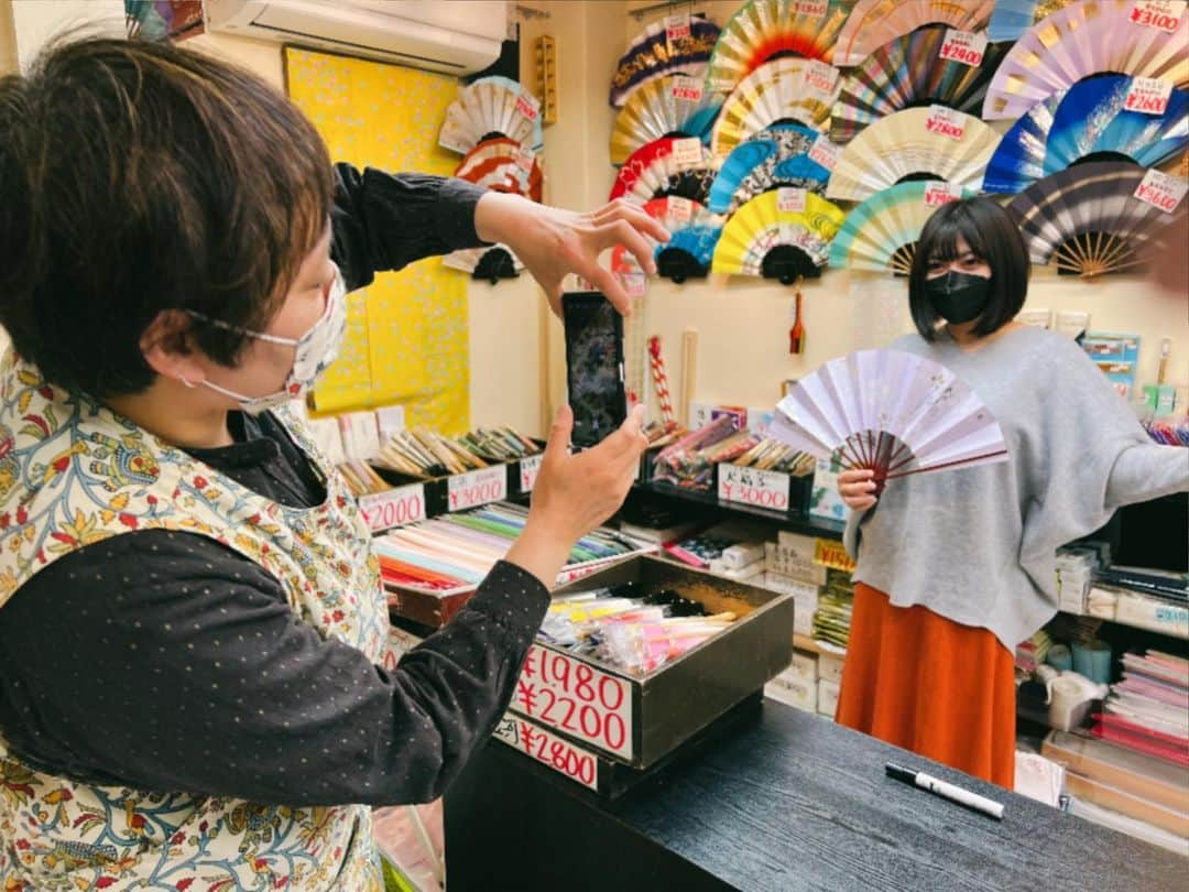 鈴華ゆう子さんのインスタグラム写真 - (鈴華ゆう子Instagram)「子供の頃からお世話になっていた浅草の飯田屋さん。2月で完全閉店する事となりました。 約2年前に閉店する事になりましたが、多くの顧客ファンから継続のリクエストが集まり、その思いに応えてくれた社長は、お店を縮小して続けてくれていました。しかし長引くコロナの影響で2月いっぱいで完全閉店する事となったそうです。 その事については、武道館前から聞いていました。 武道館の公演で私がドラム×舞の演目で使用したピンクの2枚扇子は、飯田屋さんから購入したものです。 イメージに合わせて一緒に見繕ってくれました。 今日は華風月の仕事帰りに立ち寄り、今後の為に舞扇子を40本程仕入れました。2月中にあと2回は訪れたいと思っています。 飯田屋さんに行けば、舞踊道具は何でも揃うし、舞扇子の種類も豊富で。何よりお店の雰囲気や店員さんが大好きでした。 とても寂しくなるし、いつまでもその場所に居て欲しかったけれど、閉店の決断は社長が1番心苦しかった事と思います。 感謝の気持ちを精一杯お伝えしたいと思います。 よかったら皆様も、立ち寄ってみてください。 飯田屋さんに行くと、舞扇子が、安いものだと今ならなんと1000円で手に入るものもあります。 そして、舞扇子や鈴華のハガキに沢山サインを書いてきました！！沢山ご購入の方にお裾分けしたいと仰っておりました。が、数に限りはあるので皆様お店にはご迷惑かからないようによろしくお願い致しますねー！☺️  #飯田屋  #浅草  #浅草飯田屋  #舞扇子  #鈴華ゆう子  #sensu  #扇子  #和楽器バンド  #yukosuzuhana  #Wagakkiband」2月2日 21時16分 - yuko.suzuhana