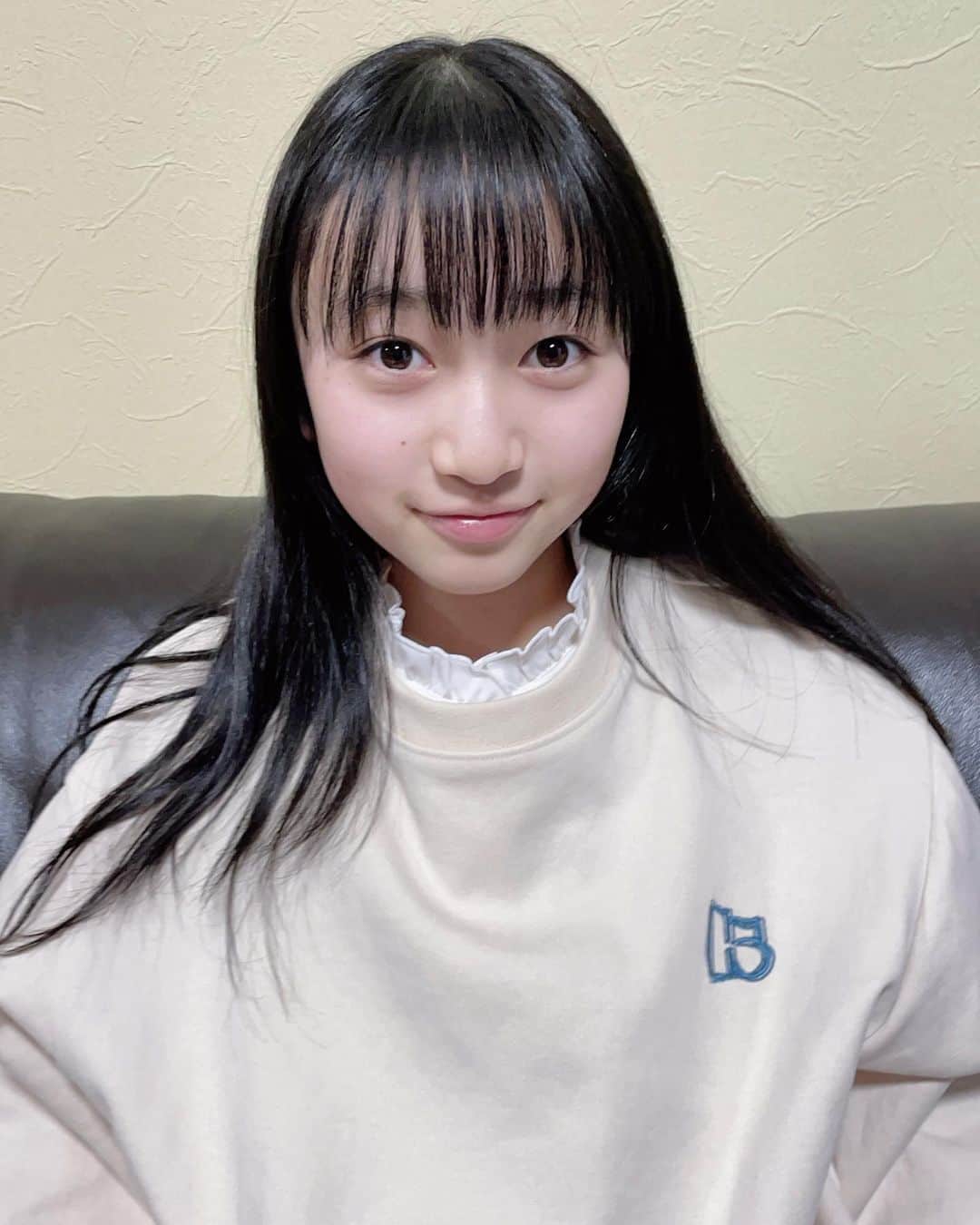 横溝菜帆のインスタグラム：「.  今回は、私の最近のお気に入りをご紹介します！  1つ目は、可愛い付け襟です。 これをつけるだけで、 女の子らしい雰囲気になります👗 色々な洋服に付けて楽しんでいます✨  2つ目は、須賀健太さんから頂いたトレーナーです。 後ろのプリントがとっても素敵で、 須賀さんがプロデュースされたそうです！  3つ目は、 水色のストーン & パールの指輪と、 銀まるめがねの指輪です💍 指輪が大好きなので、 お出掛けする時には必ずつけています♪  皆さんのお気に入りは何ですか☺️  #お気に入り #付け襟 #指輪 #torinica (🌼) #Ayatorie (👓)」