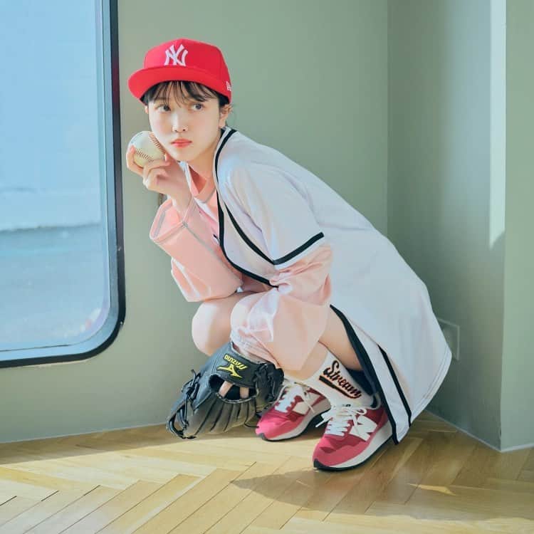 久保史緒里ファンアカウントのインスタグラム：「野球女子しおりさん #乃木坂46 #久保史緒里 #久保ちゃん #毎日久保史緒里 #久保ちゃん白すぎ可愛すぎ  #久保史緒里さんしか #毎日がkuboshioriday」
