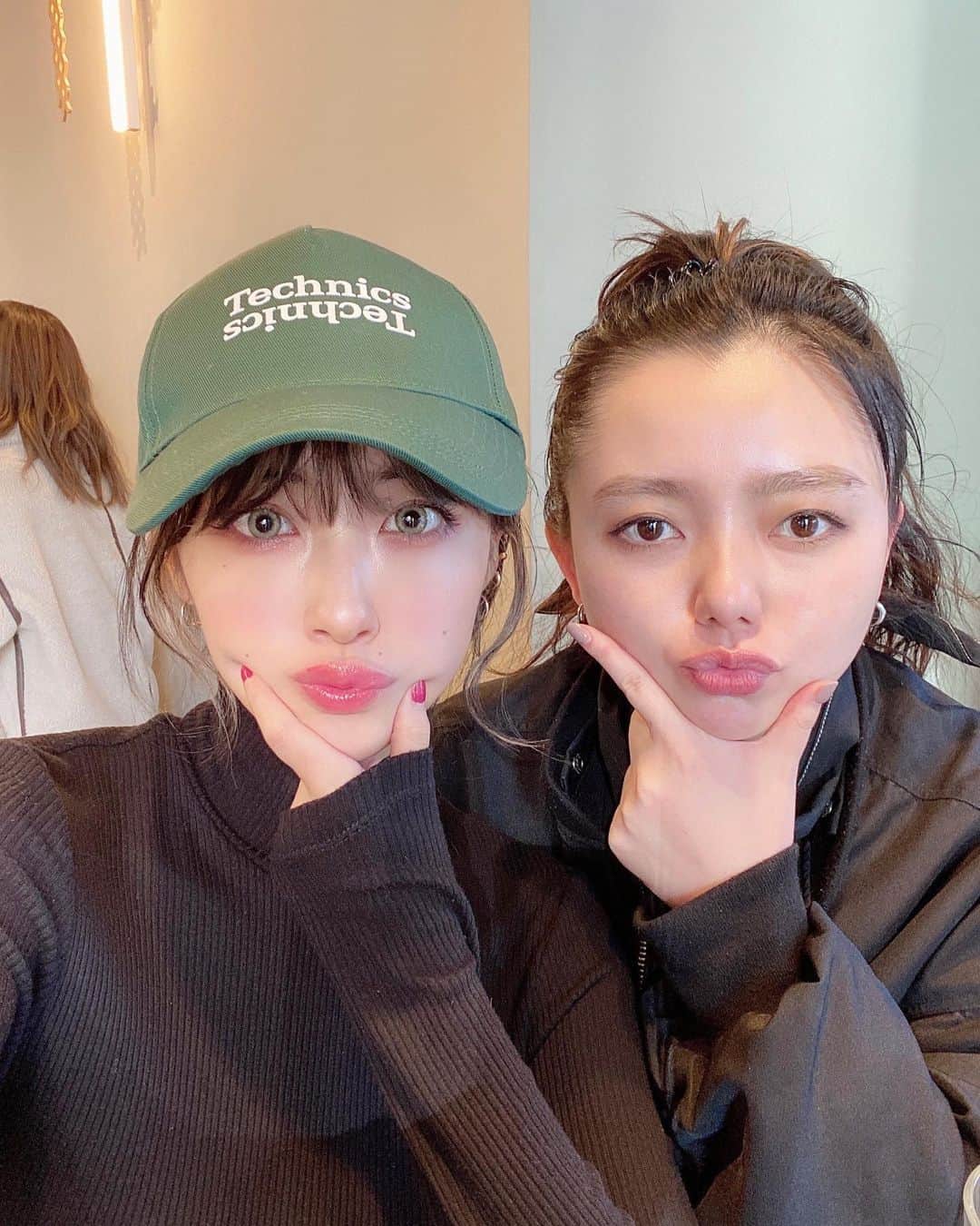 夏焼雅のインスタグラム：「みなさんこんばんは〜💫 今日はお仕事だったんだけど早めに終わって スタバtake outして帰りました〜🙂🥤💚  写真は少し前になるんだけど💭 まめまめに久々会えて元気もらった日〜💕💕💕 いつもありがとう✌︎ I love you.💖」