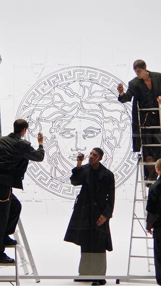 ジャンニヴェルサーチのインスタグラム：「That Versace Attitude.  Introducing the #VersaceFW22 Men’s collection film from @donatella_versace.  The collection proposes a modern opulence rooted in the reality of now. Clean forms, fluid lines, and adaptable designs define this contemporary take on luxury.   Discover more at Versace.com via the link in bio.   Chief Creative Officer: @donatella_versace  Creative Direction: @kevintekinel & @charleslevai  Director: @gvsgvs  Cinematography: @stuart_winecoff  Set Design: @victoria_salomoni Casting: @piergiorgio & @samuel_ellis  Stylist: @kjeldgaard1  Hair: @scoobyhair  Makeup: @miriamlangellotti  Music: ‘Attitude’ by @lewisofman」