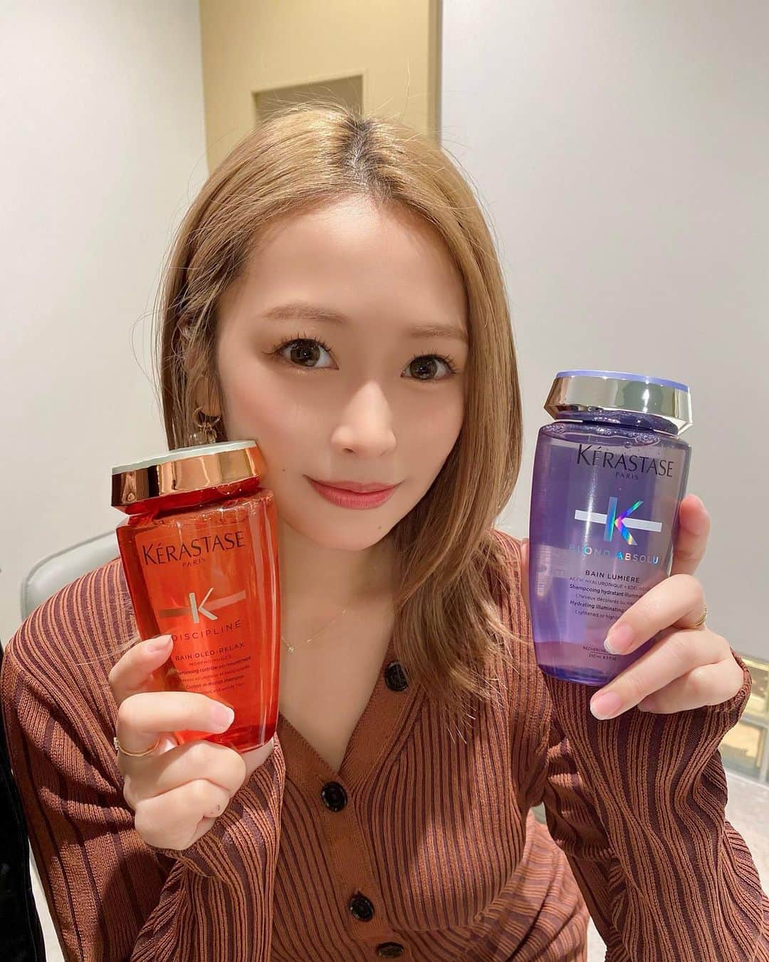 IORIのインスタグラム：「・ ZARAの隣の隣のビルにある 『trono』って言う名前の 新しい美容室行ってきたよ〜🐣🤍 ・ ・ 内装はとっても可愛いし、 完全個室だから ちょっとセレブになった気分👸🏼✨ ・ ・ 一つ一つが可愛くて気分が上がる空間だった〜☺️ また行こ〜っと！！ ・ ・ ・」