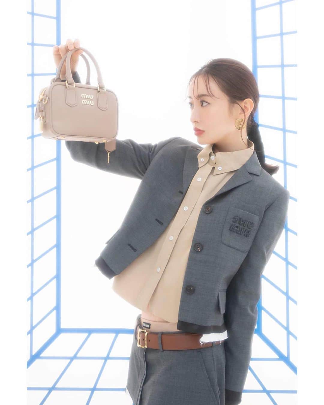 松本まりかさんのインスタグラム写真 - (松本まりかInstagram)「Hello MIUMIU♡ MiuMiu ✖︎ 2022 春夏コレクション 『Secret Garden』until February 8  @miumiu  @isetan_shinjuku #IsetanShinjuku #thestage #MiuMiu PHOTO @mikitakahira  HAIR & MAKE-UP @kibeburu   今日はテッペン超えかな♪ 妖怪たちとわちゃわちゃしてくるヨ😉 今日は澪がとても泣かせてくれました。 いい芝居..🥲#小芝風花 @fuka_koshiba_official   #写真はmiumiu♡」2月2日 22時17分 - marika_matsumoto