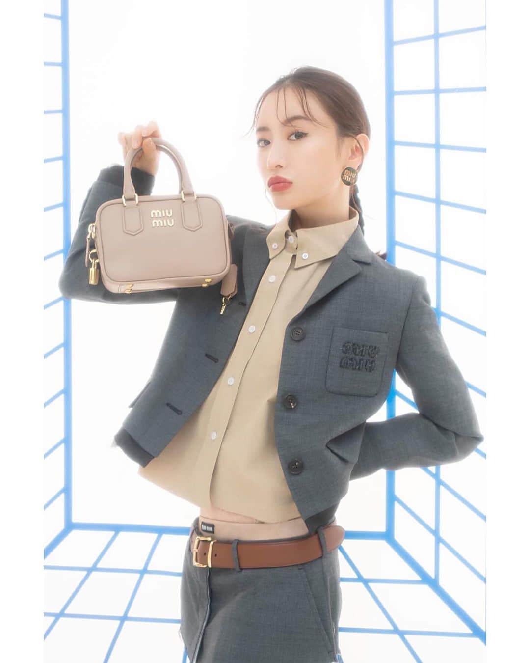 松本まりかさんのインスタグラム写真 - (松本まりかInstagram)「Hello MIUMIU♡ MiuMiu ✖︎ 2022 春夏コレクション 『Secret Garden』until February 8  @miumiu  @isetan_shinjuku #IsetanShinjuku #thestage #MiuMiu PHOTO @mikitakahira  HAIR & MAKE-UP @kibeburu   今日はテッペン超えかな♪ 妖怪たちとわちゃわちゃしてくるヨ😉 今日は澪がとても泣かせてくれました。 いい芝居..🥲#小芝風花 @fuka_koshiba_official   #写真はmiumiu♡」2月2日 22時17分 - marika_matsumoto