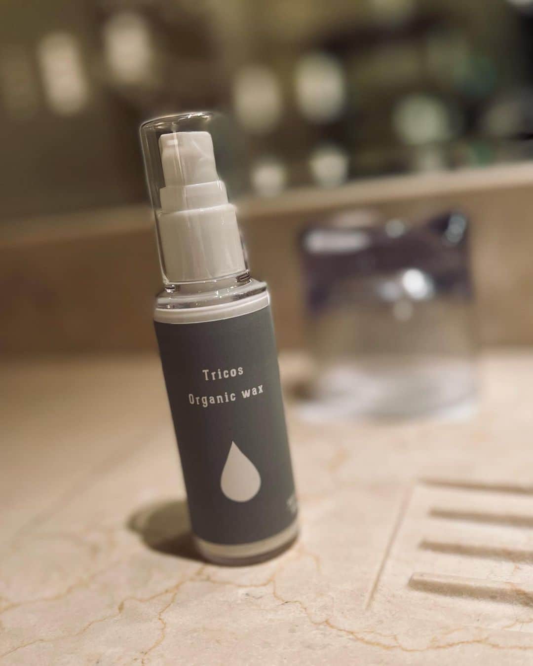のインスタグラム：「【Tricos organic hair wax】 オーガニックのヘアワックス🌿  手に出した感じはさらさらしているけど、髪に付けるとしっかりとコーティングしてくれて巻きやい😌  石油系の界面活性剤を使っていないので、お肌にも優しい☺️ 石油系界面活性剤は、洗浄力に優れているものの刺激が強く、髪の毛を育む様々な細胞が刺激を受けて脱毛の原因にもなるんですって😱  また、蝋を使用していないのでお湯でもさっと落ちる💁  最近はお肌に良いもの、身体に良いもの色々試しています🤍  #IDEALL #Tricos  #ヘアワックス #スタイリング #オーガニック #ハンドクリームから作られたヘアワックス #オーガニックコスメ  #美容女子 #美容オタク #美容部　#ワックス　#オーガニックライフ #肌に優しいコスメ」