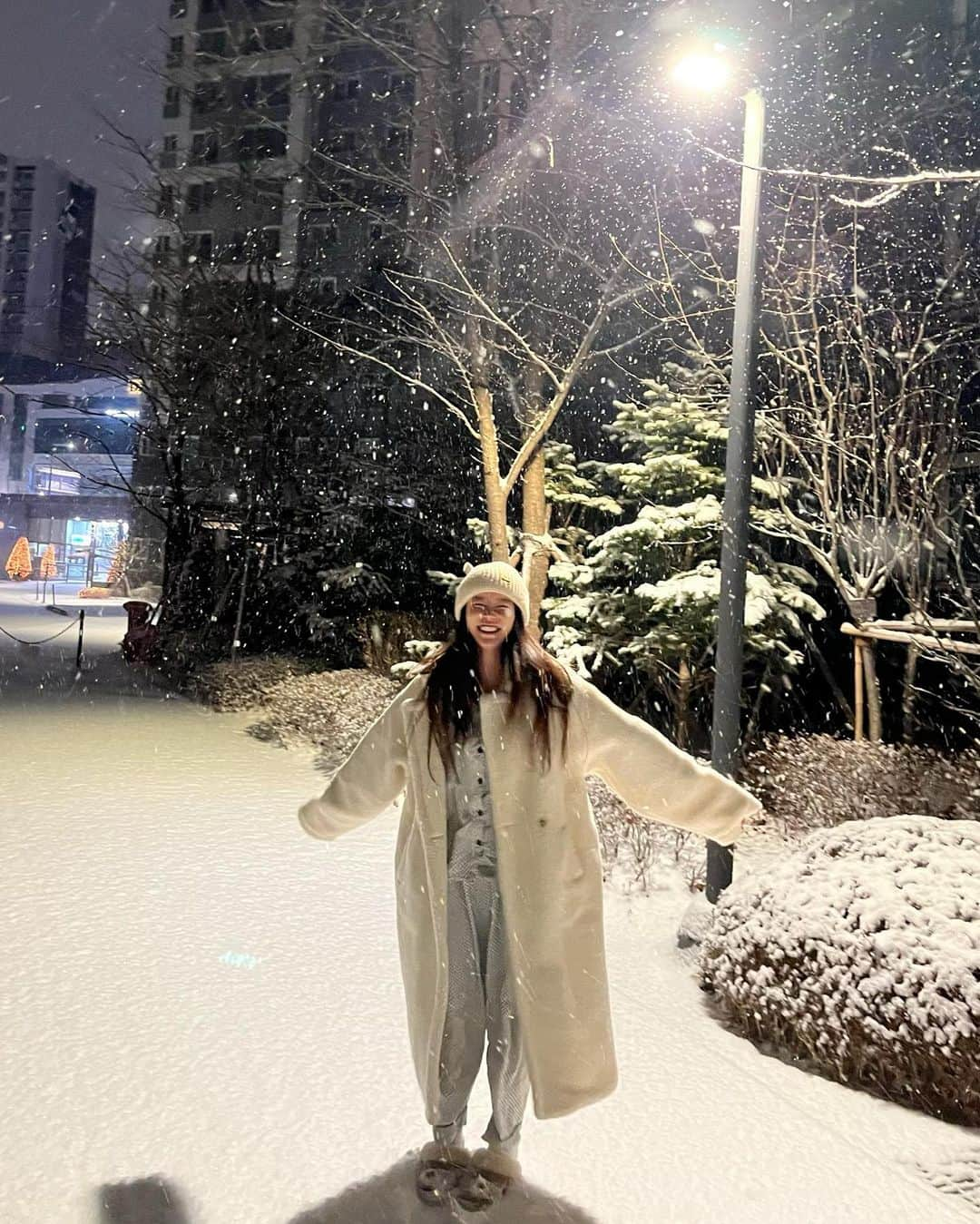 Son Ju Heeさんのインスタグラム写真 - (Son Ju HeeInstagram)「. 눈이 와서 함께여서 더 행복했던 설날☃️❄️  예쁜이들이랑 좋은추억 또 만들었다앙 집에 가면 살짝 외롭겠지만 다시 일상으로 돌아가야지!  모든분들 새해 복 많이많이 받으세요❤️❤️  #리샵  #오랜만에명절다운명절」2月2日 22時27分 - juhee__ss