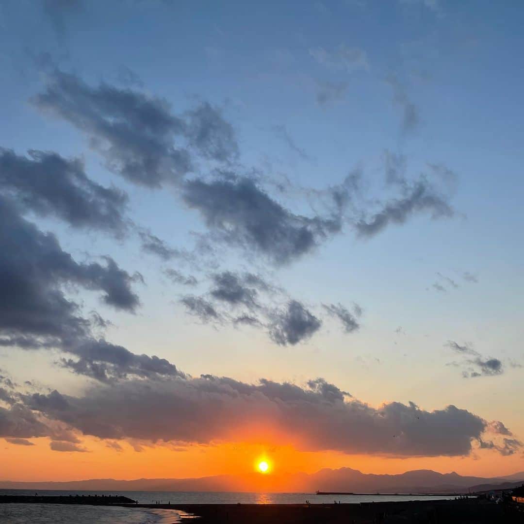 にわみきほさんのインスタグラム写真 - (にわみきほInstagram)「夕日が綺麗だったので 夕方散歩は海へ〜  最近は抱っこマンなのだが 海だとなぜかずっと歩いてくれる🥺  この半年で足腰が本当に強くなったな〜。 どんどん後ろ姿が逞しくなる💪 #👦🏻❤️」2月2日 22時55分 - mikiho_niwa
