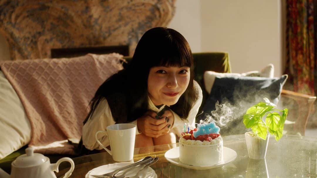 かとうみさとのインスタグラム：「This is LAST『いつか君が大人になった時に』MV監督しました！女優は中澤瞳ちゃん、日常風景の中で笑ったり泣いたりする姿が尊かった…(4年ぶりに撮影できて嬉しかった♡) 2度目の撮影のThis is LASTメンバーは、温かい歌詞の中にある儚さが伝わる演奏を撮影できてよかったです☺️  youtu.be/CdvVROVjo4M  Cast：中澤 瞳 (Hitomi Nakazawa) / ちる (Chill)  Director：かとうみさと　(Misato Kato) Producer：横倉"シシカバ"雄也 (Yuya Yokokura) / 松村 郁雄 (Nose Ikuo Matsumura) Camera：関森 崇 (Takashi Sekimori) Light：飯田紗希 (Saki Iida) production manager：軽澤 未夢 (Miyu Karuzawa) production：NEW BLACK」