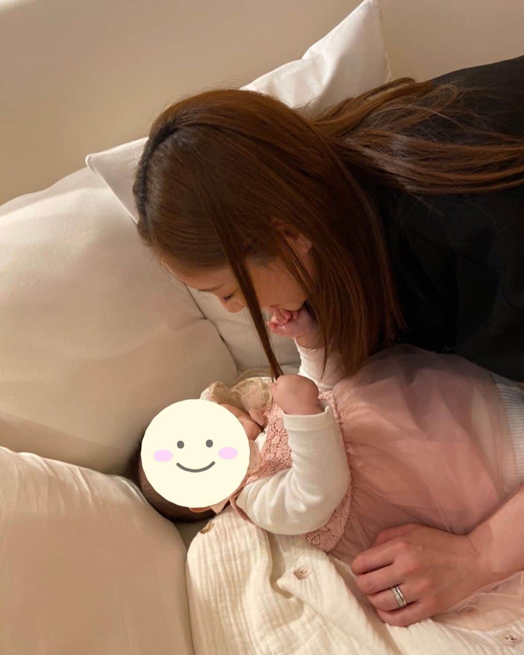 野田彩加さんのインスタグラム写真 - (野田彩加Instagram)「娘とのふとした瞬間を撮ってもらえるの嬉しい🥰💕  あっという間に2月になっててびっくりしてます🤣 #2月　#新米ママ　#baby #babygirl  #令和3年生まれ」2月2日 23時45分 - aya.205