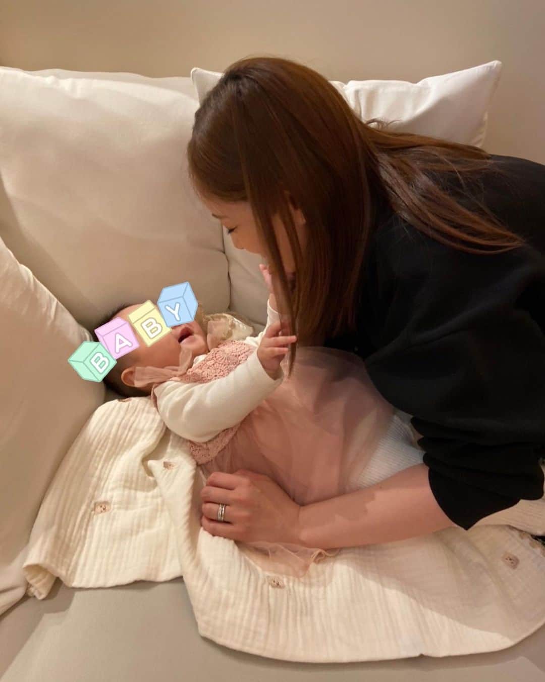 野田彩加のインスタグラム：「娘とのふとした瞬間を撮ってもらえるの嬉しい🥰💕  あっという間に2月になっててびっくりしてます🤣 #2月　#新米ママ　#baby #babygirl  #令和3年生まれ」