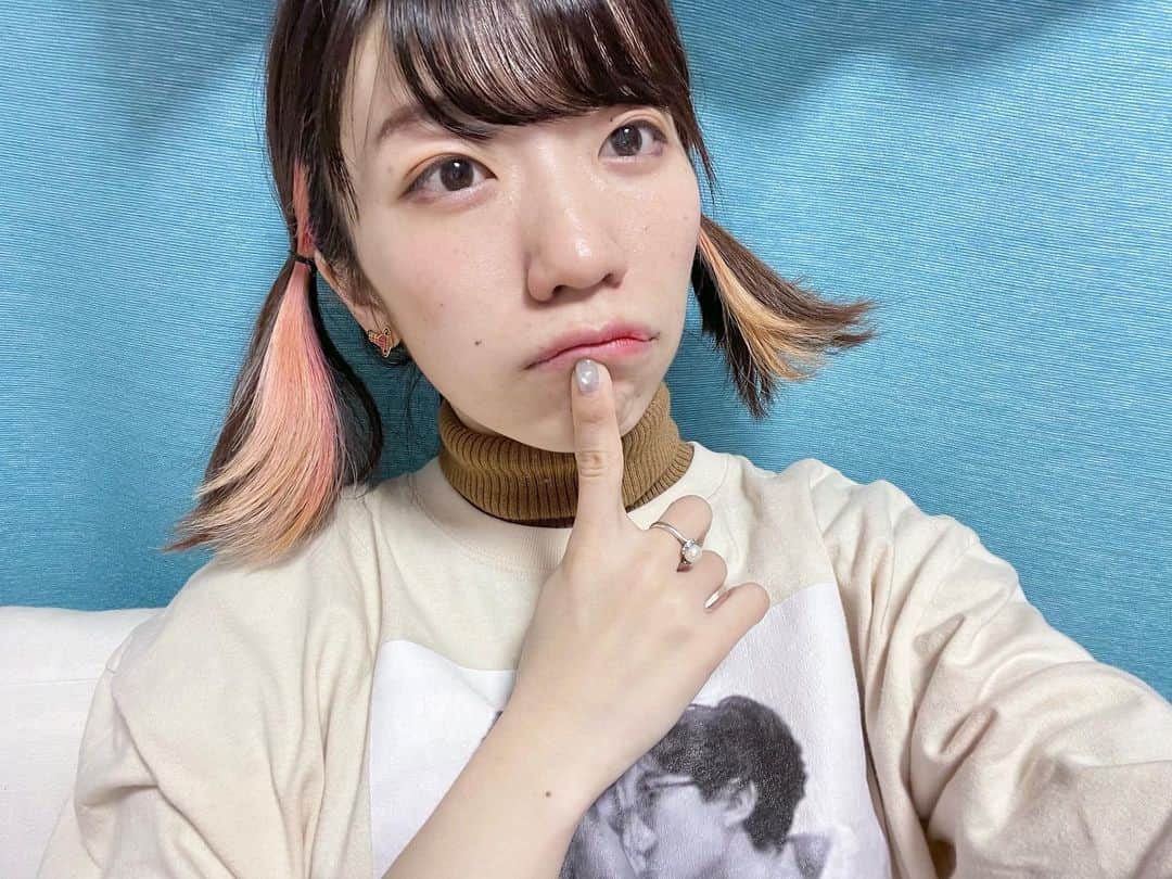 ぱいぱいでか美のインスタグラム：「可愛いポーズしてると見せかけてニキビ隠してるだけ . 2022.2/2で✌🏻✌🏻✌🏻✌🏻✌🏻✌🏻✌🏻✌🏻✌🏻✌🏻✌🏻✌🏻✌🏻 ツインテールの日なのでのっかりました。 美容院行けてなさすぎてインナーカラー抜けまくり！ そろそろ行かなきゃ！ . #でか美ちゃん #自撮り #ツインテールの日」