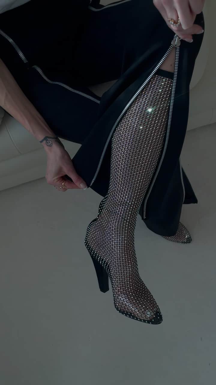 ペニーレ・タイスベックのインスタグラム：「crushing on these boots⛓」