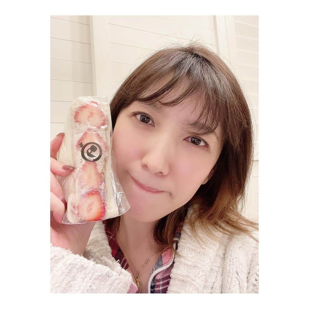 瀬奈じゅんさんのインスタグラム写真 - (瀬奈じゅんInstagram)「⁡ ⁡ 日々お稽古に励んでおります。 ⁡ 何だか寝に帰っているだけで、気付けば稽古場にいるという日々です笑。 ⁡ カンパニーの雰囲気もとても居心地が良く、充実した毎日。 今日は１幕を通しました！ とにかく皆様に楽しんで頂ける舞台となりますよう、カンパニー一丸となって稽古に励みます！ ⁡ そして我らが座長・演出家、優くんから素敵な差し入れが……感謝。 ⁡ 生クリーム苦手だけど、食べれちゃいました……疲れてる証拠やな……笑。 ⁡ 明日からも引き続き頑張ります！！ ⁡ ⁡ #カーテンズ #気付けば稽古場にいる #そんな毎日 #支えてくれる家族にも感謝 #でも母 #息子不足 泣 #ギューってして #パワーチャージ ‼︎」2月2日 23時47分 - junsena_official