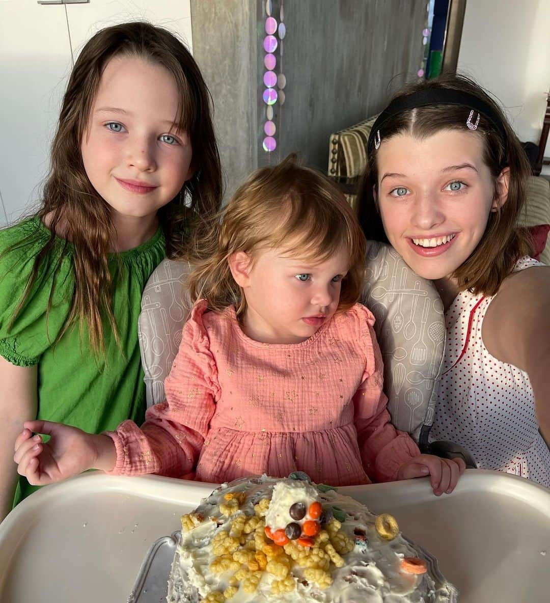 のインスタグラム：「Happy 2nd Birthday to our sweet Baby Osian!🥳🥳🥳 It’s unreal how quickly time is passing and how we couldn’t imagine our life without her. She truly is a little “Lark”, singing nursery rhymes all day long and squealing with the most amazing sounds of pure joy when she sees us! I’m just in awe of how the older girls have stepped up to the plate in their roles as big sisters. They are so caring and loving, it makes me so proud when I see them together. We love you so much Osi!! ❤️‍🔥❤️‍🔥❤️‍🔥#osianlarkelliot」
