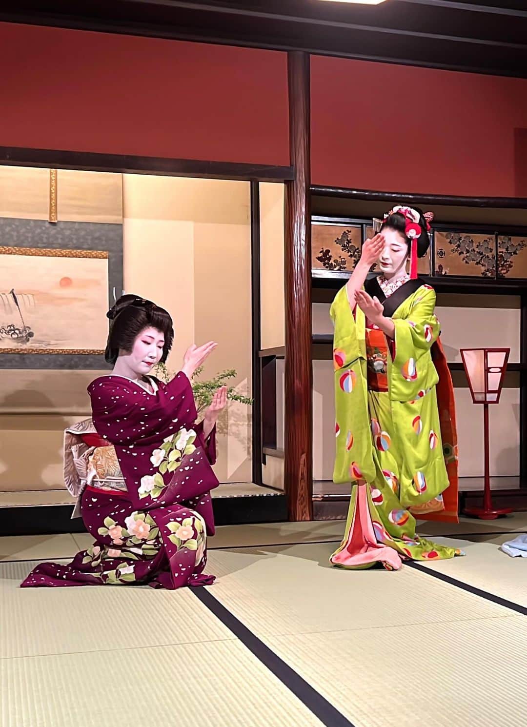 のインスタグラム：「美しい👘 京都のお茶屋さん。 . #京都#祇園#舞妓#芸妓#お茶屋」