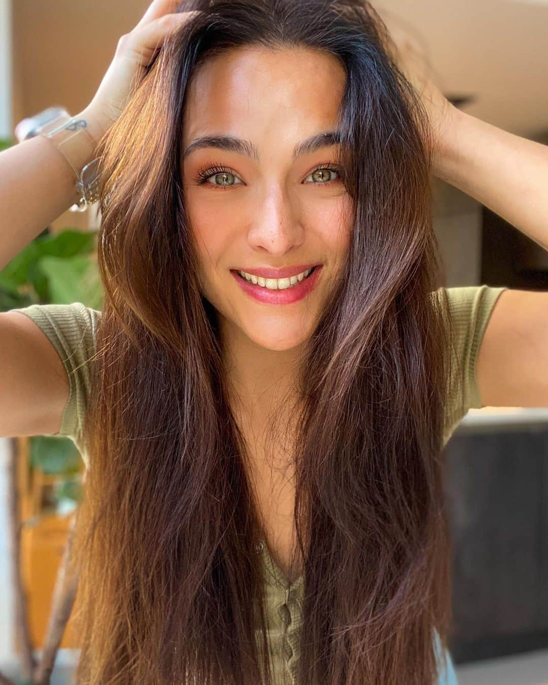 Dutchさんのインスタグラム写真 - (DutchInstagram)「Health is wealth🦋 should I cut layers in my hair? Honestly My hair has never been as long as now😍 Eating enough protein has always been my key to long hair and healthy nails tbh☺️ (& a pinch of Mexican genes obv😆). • I notice when I have an off week and don’t eat like I normally do, in particularly, my nails get brittle and break faster🥲 so this is your reminder to use food as fuel!💙 have you already ate enough protein today?🙂 #healthiswealth #food #ootn」2月3日 3時24分 - nochtlii