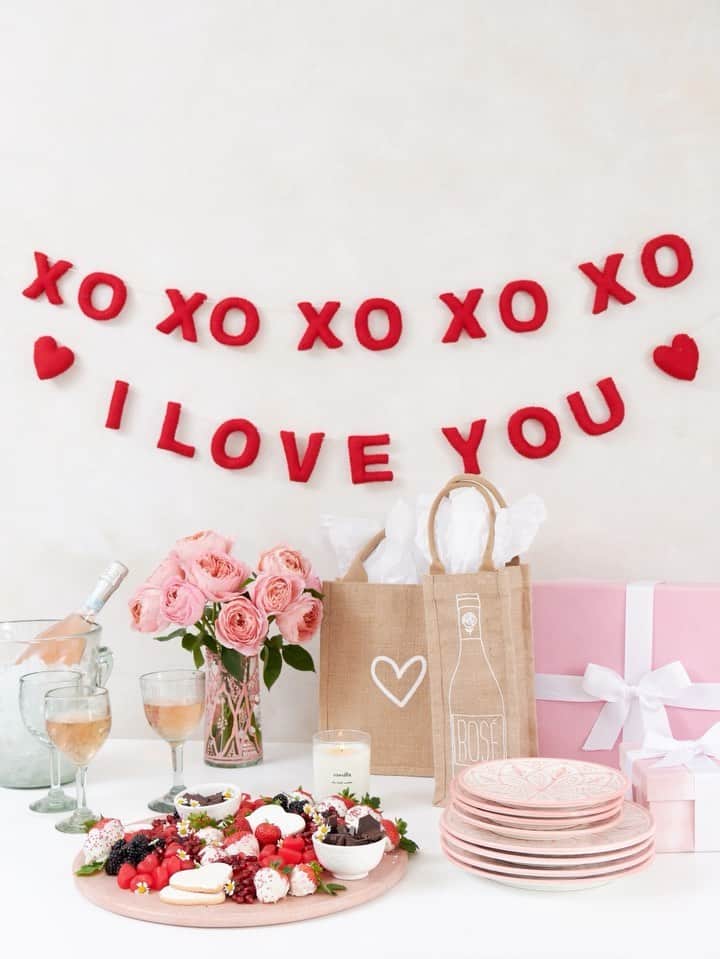 The Little Marketのインスタグラム：「Our favorite nooks, corners, and backdrops have something in common — garlands! 💕 They brighten up our rooms (and moods), making every space warmer for Valentine’s Day dates, family dinners, virtual meetings, and beyond. Shop handcrafted garlands at the link in our bio.」