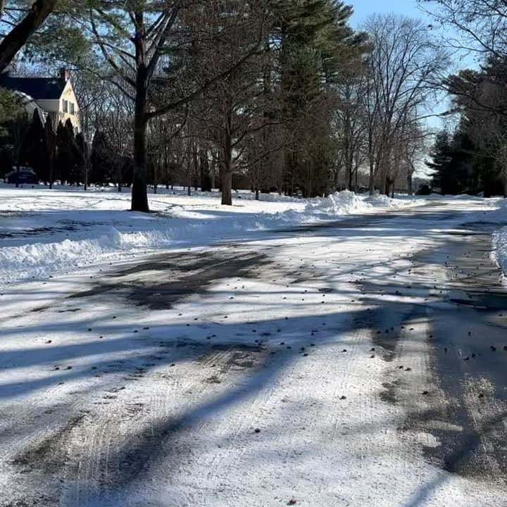 スーザン・ルッチのインスタグラム：「After the snowstorm—so happy taking a walk in that beautiful fresh crisp air! ❄️❄️❄️💃🏽💃🏽💃🏽 #apresskiboots」
