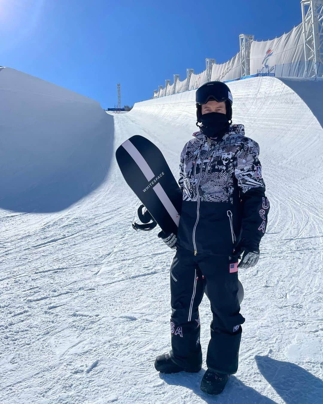 ショーン・ホワイトのインスタグラム：「Checking out the pipe with @jjthomas_ @Olympics @TeamUSA」