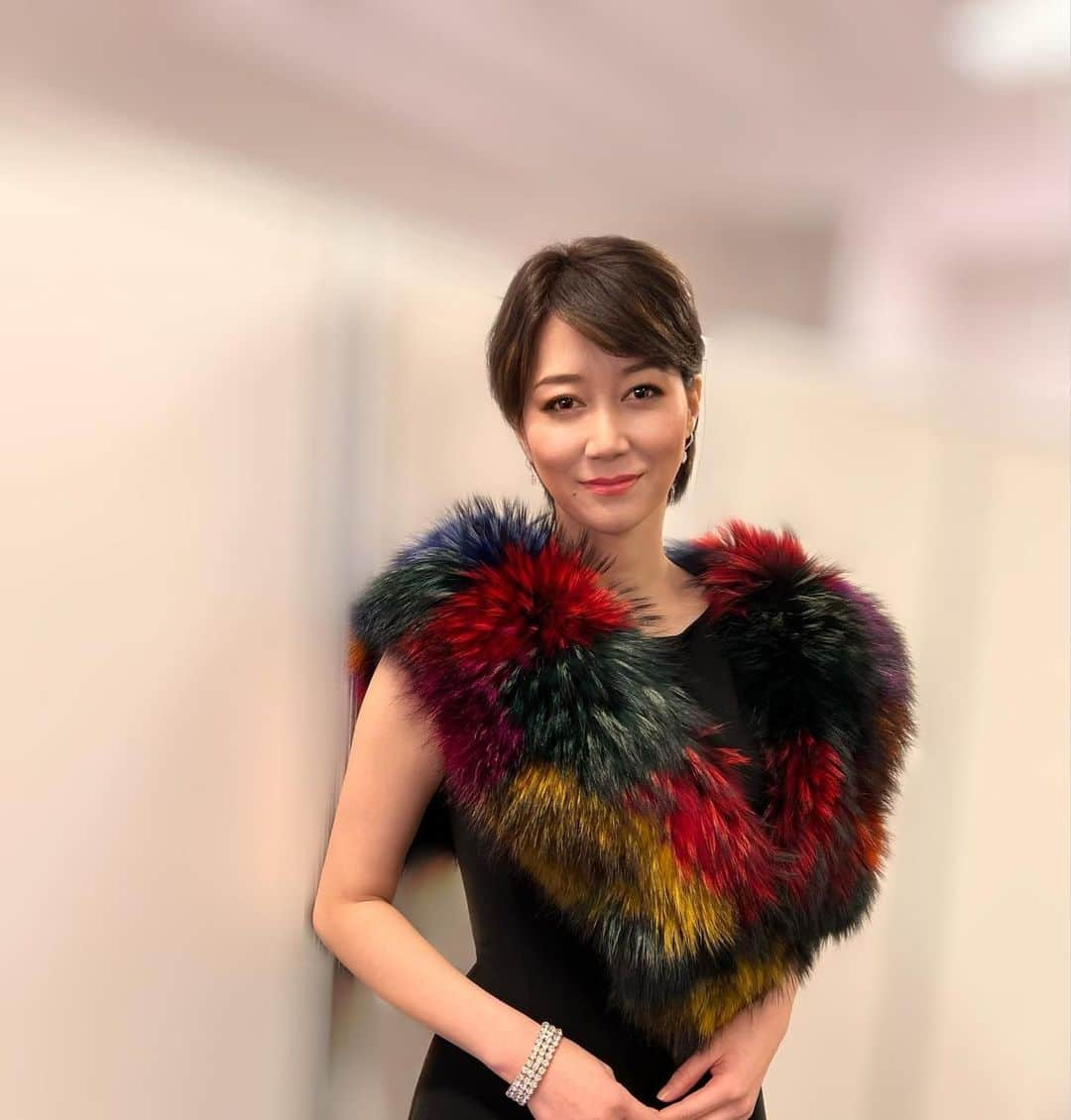 凰稀かなめさんのインスタグラム写真 - (凰稀かなめInstagram)「岩谷時子メモリアルコンサート終わりました🤗 会場には沢山の方！本当にありがとうございました😭 延期延期で、やっと開催！ 岩谷時子先生の朗読をさせて頂いてからの今回4度目の参加。歌う感覚は初回とは全く違う気持ち。 一つ一つのフレーズが素晴らしく、特に愛の讃歌は越路吹雪さんへの愛を深く感じながら歌わせて頂いてます 今回お気に入りのファー😍😍　#zarny  色がめちゃくちゃ可愛い❤️ グリーンのスパンドレスもザニー！　とても綺麗なの👍  さて！宝塚から今度は松竹のスターへラストスパート💦💦 お稽古場も盛り上がってます💪とにかく無事幕を開ける事！久しぶりに歌って踊りまくります！ コロナ感染予防はバッチリでお待ちいたしております😣😣  ックスティアーズ #香りと役作り #お芝居好き #凰稀かなめ #孤独だっていいじゃない #アデランス  #ビューステージ  #ポメラニアン 　　　#おこめ　#マスカレードナイト　#ウエスティン都ホテル京都　#タアキイザストーリー　#ステラボール　#レビュー　#バラタン」2月3日 7時19分 - kanameouki_official